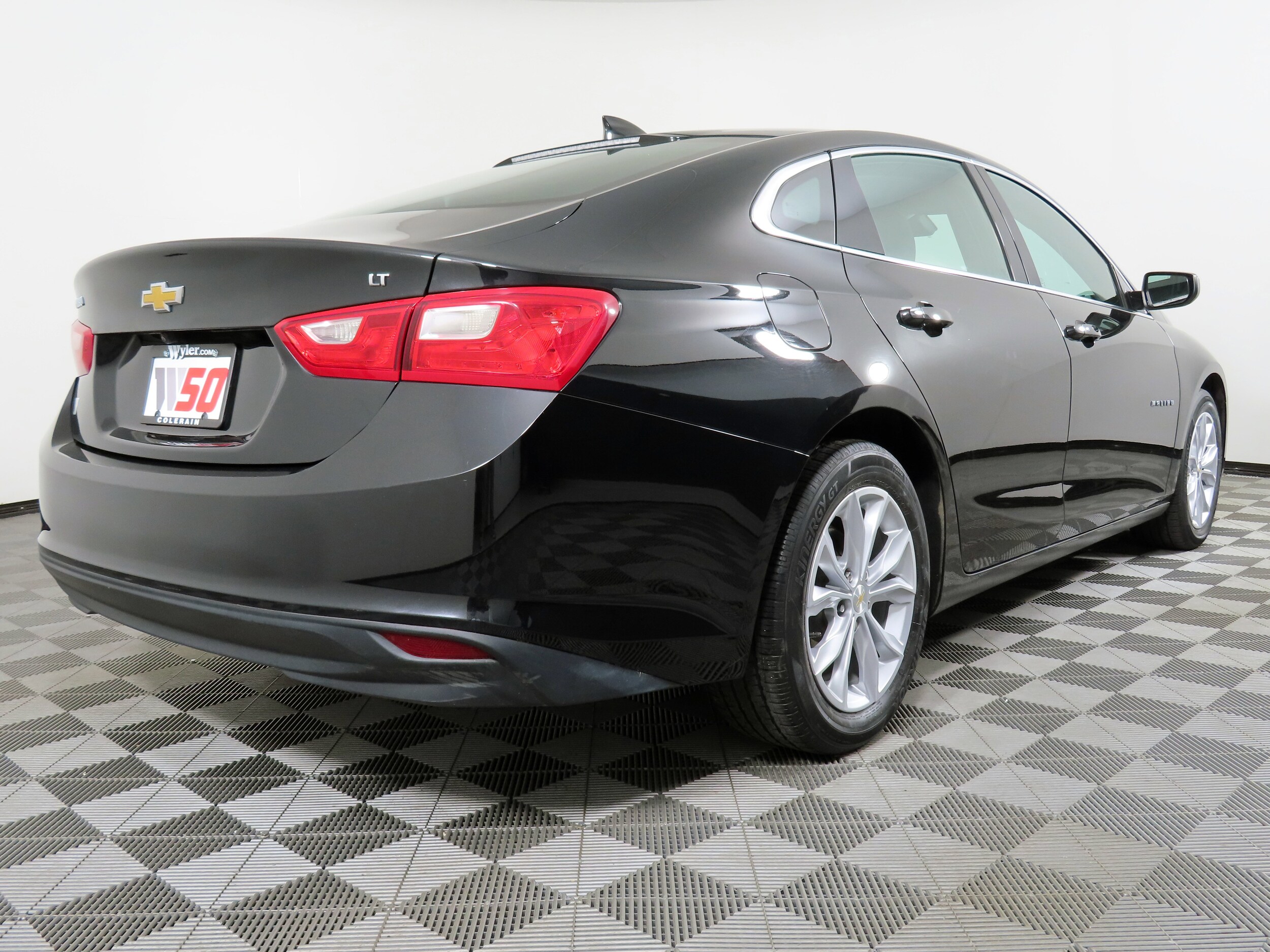 2023 Chevrolet Malibu 1LT photo 2