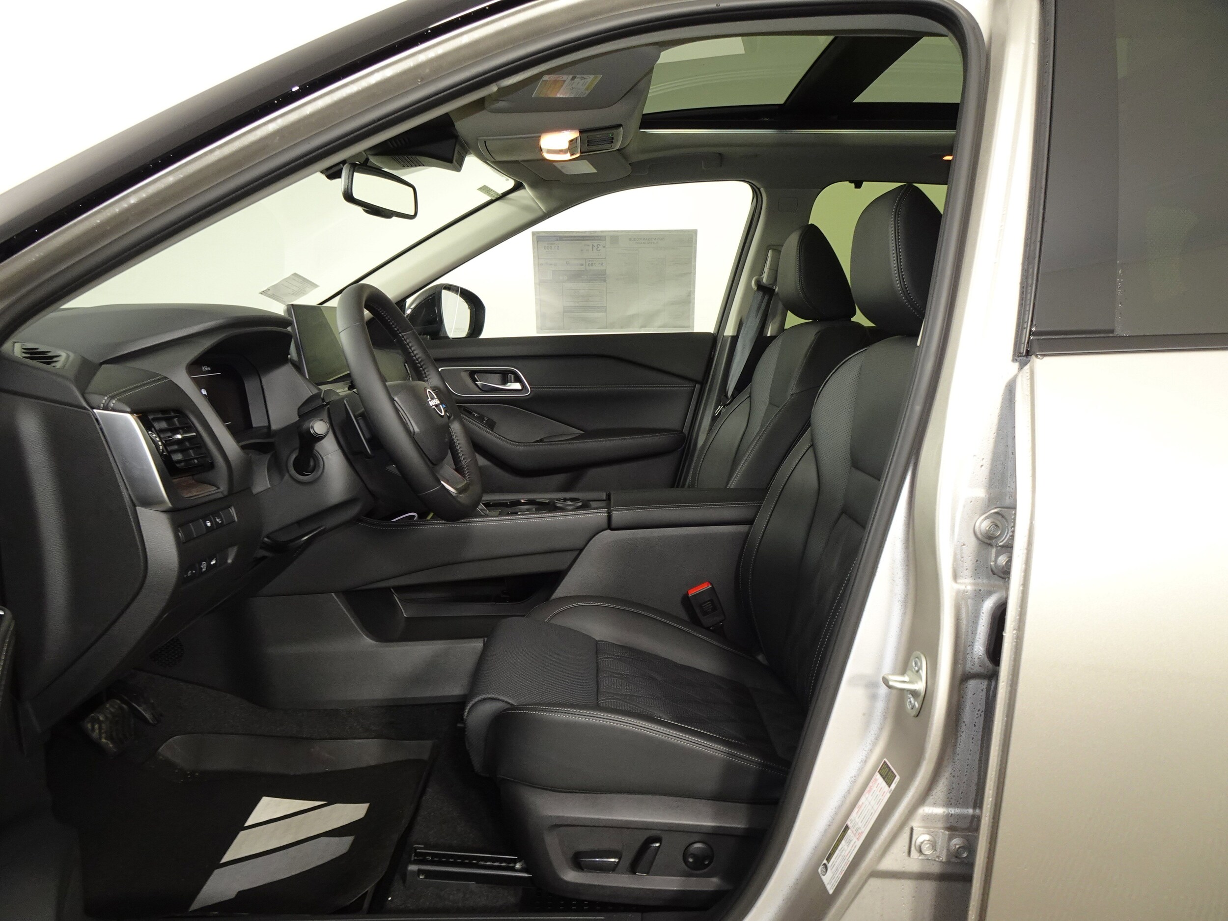 2025 Nissan Rogue Platinum photo 4