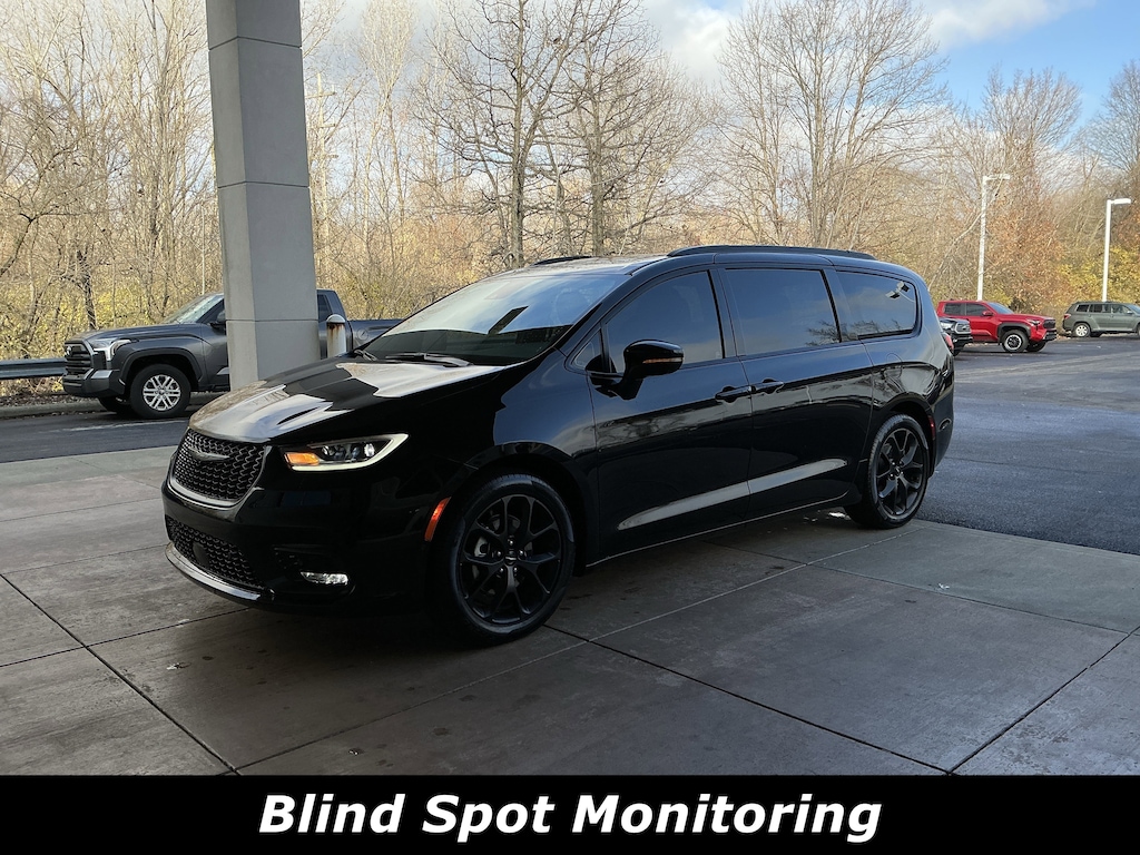 Used 2025 Chrysler Pacifica Limited FWD Van Passenger Van