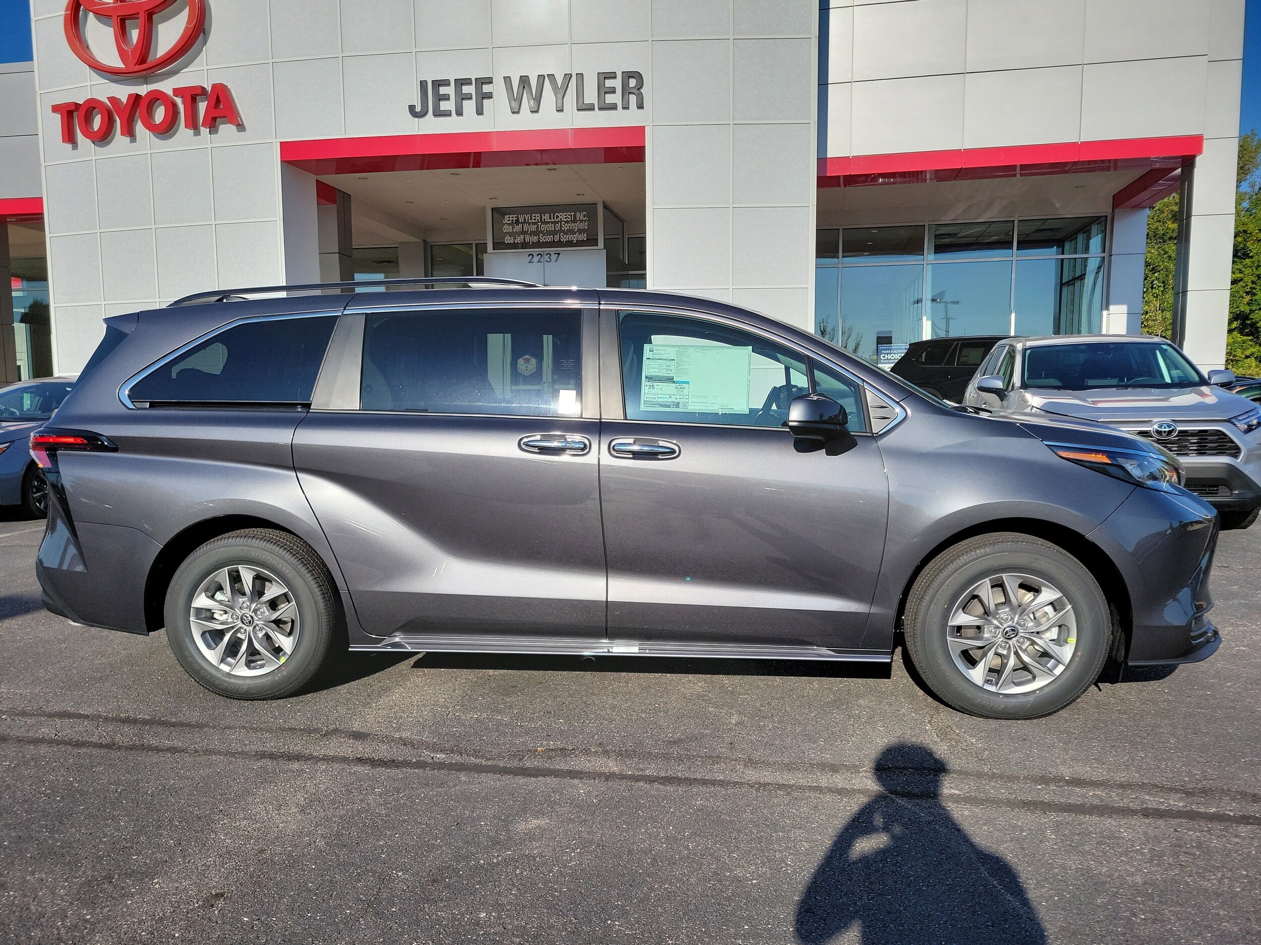 2025 Toyota Sienna XLE photo 3