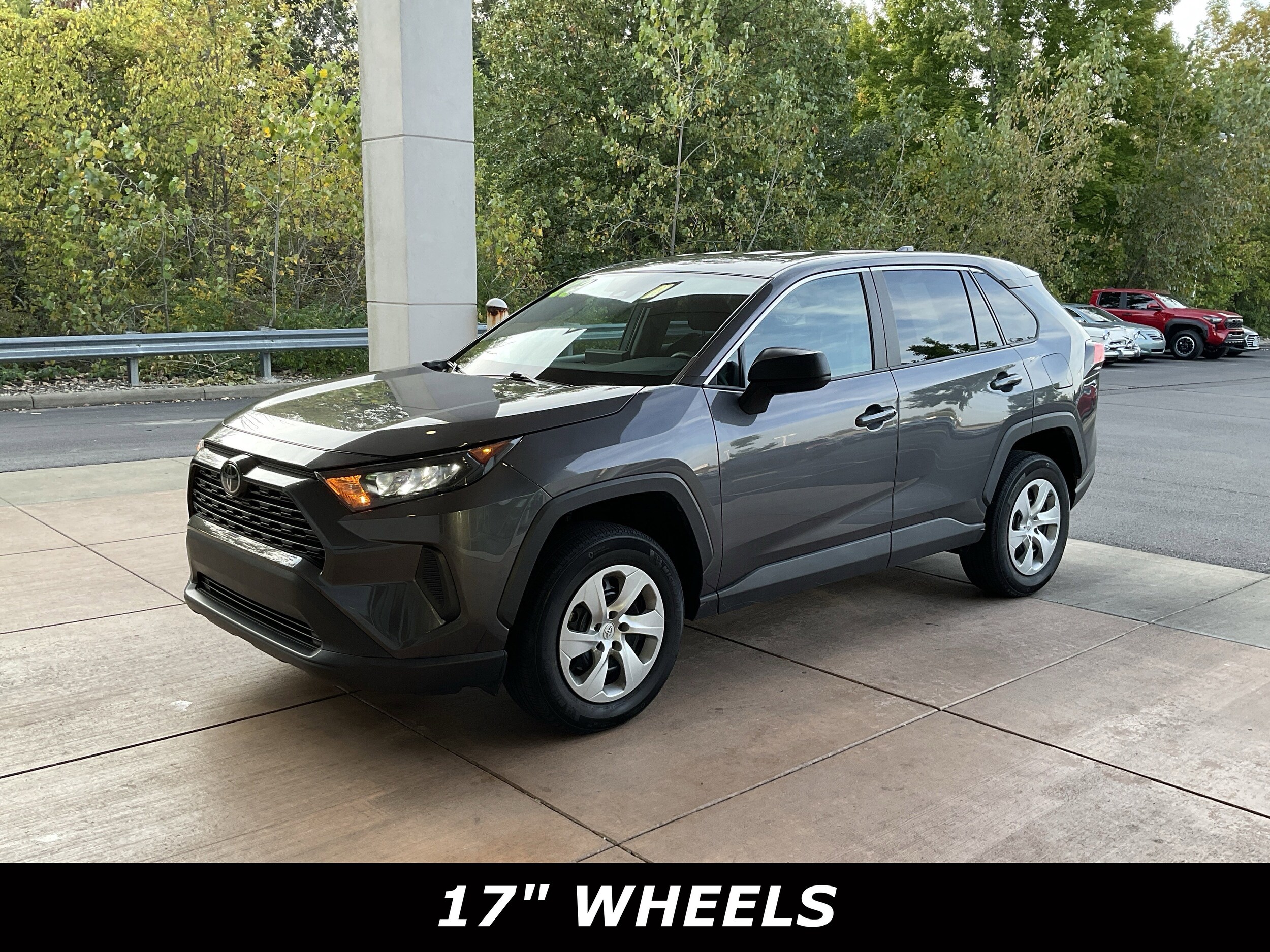 2022 Toyota RAV4 LE photo 2