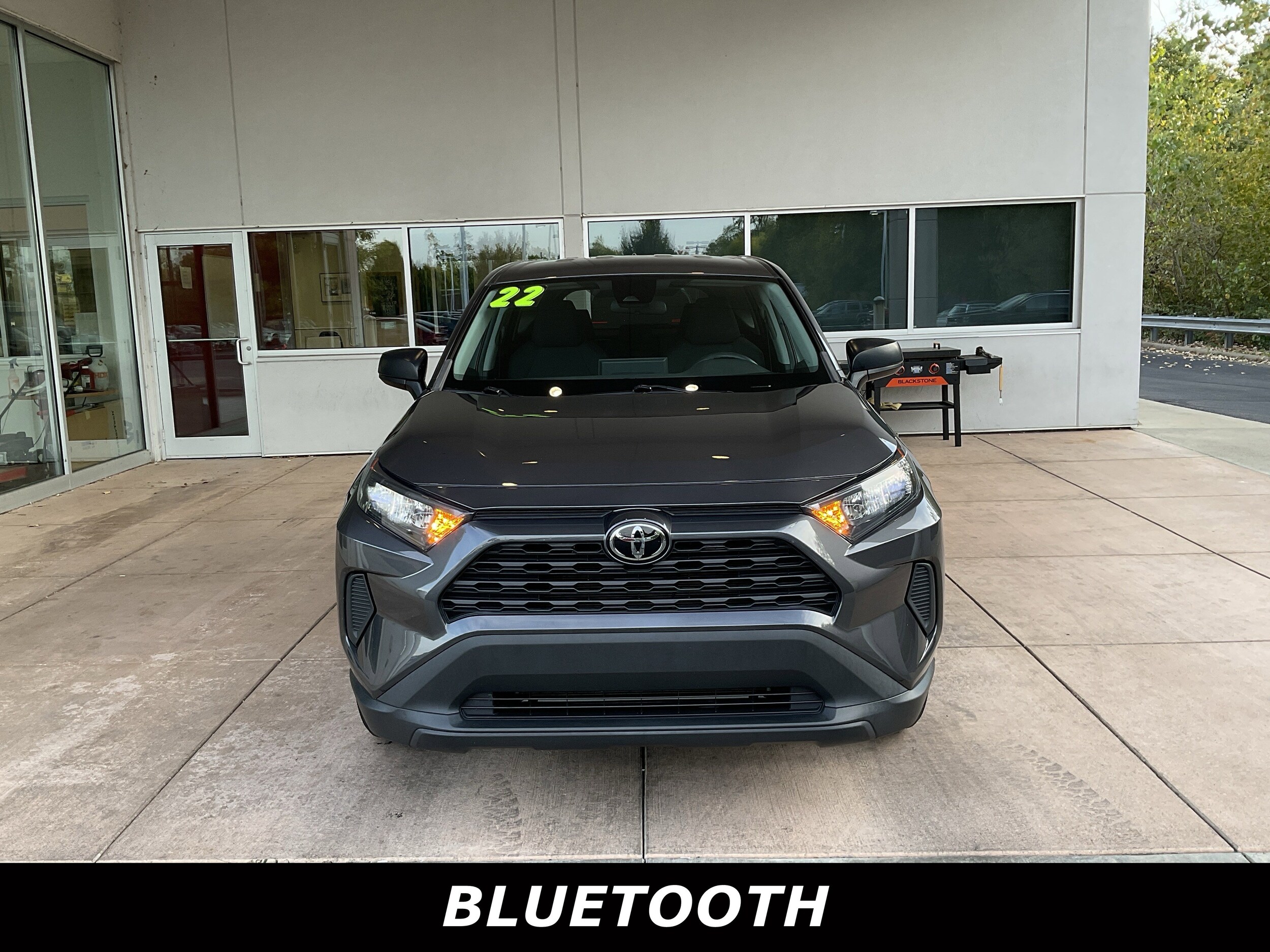 2022 Toyota RAV4 LE photo 2