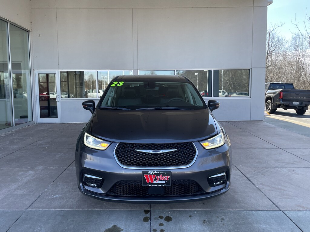 Used 2023 Chrysler Pacifica Touring L FWD Van Passenger Van