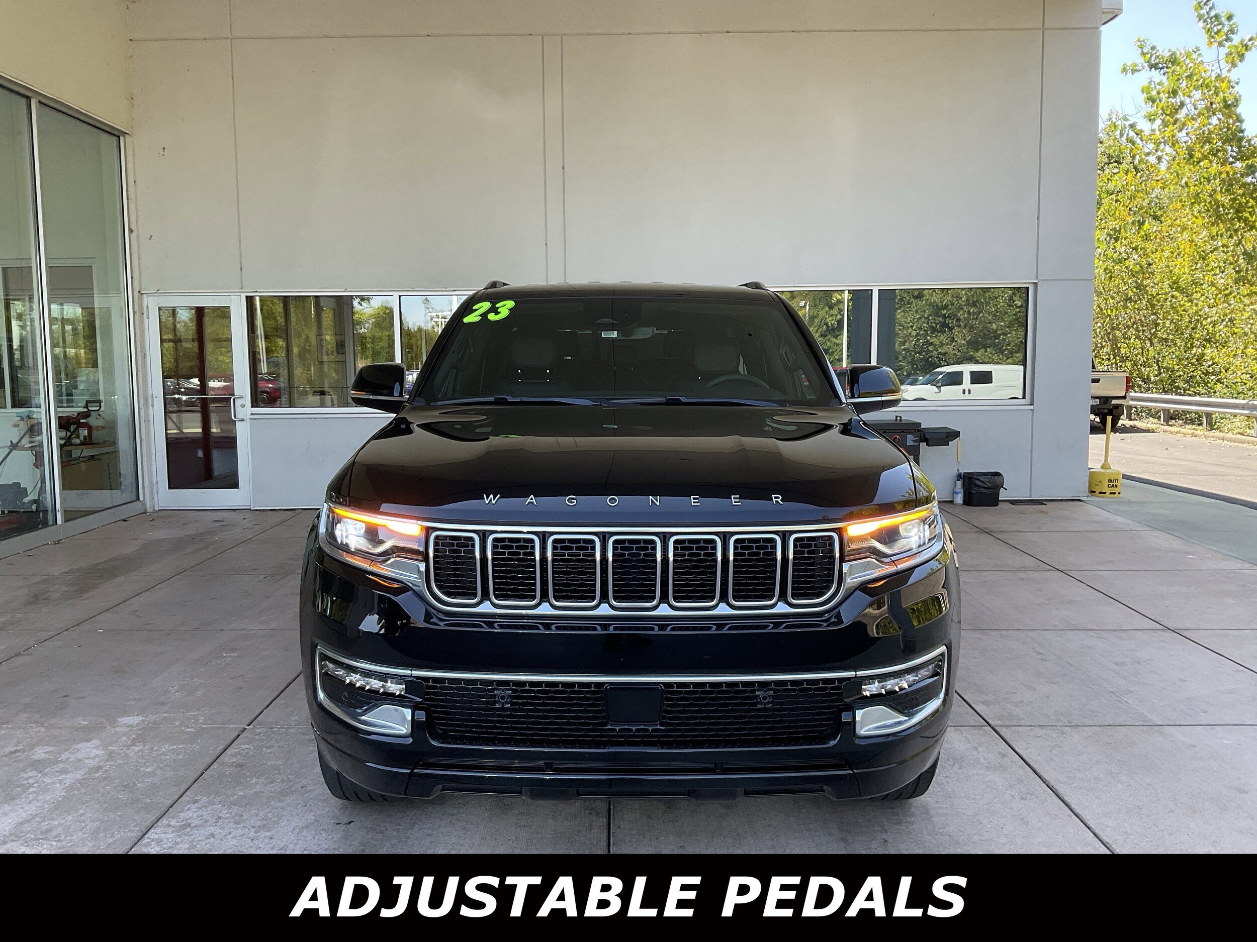 2023 Jeep Wagoneer Base photo 2
