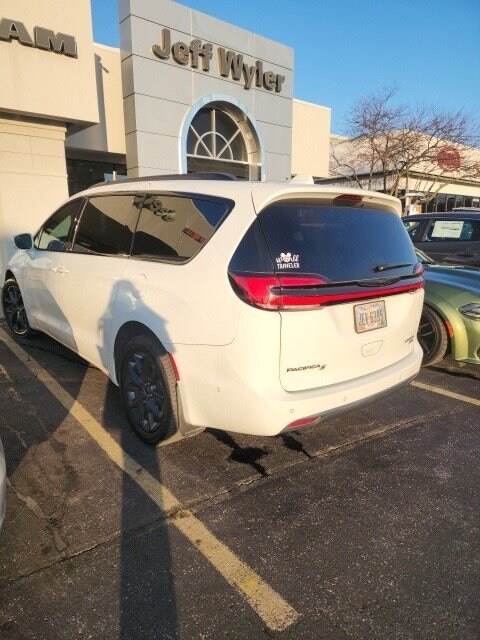 2021 Chrysler Pacifica Limited photo 3