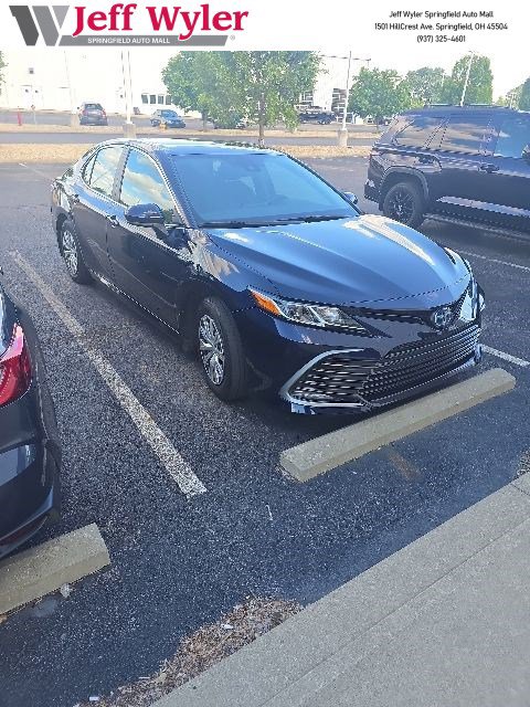 2021 Toyota Camry LE Hybrid's photo