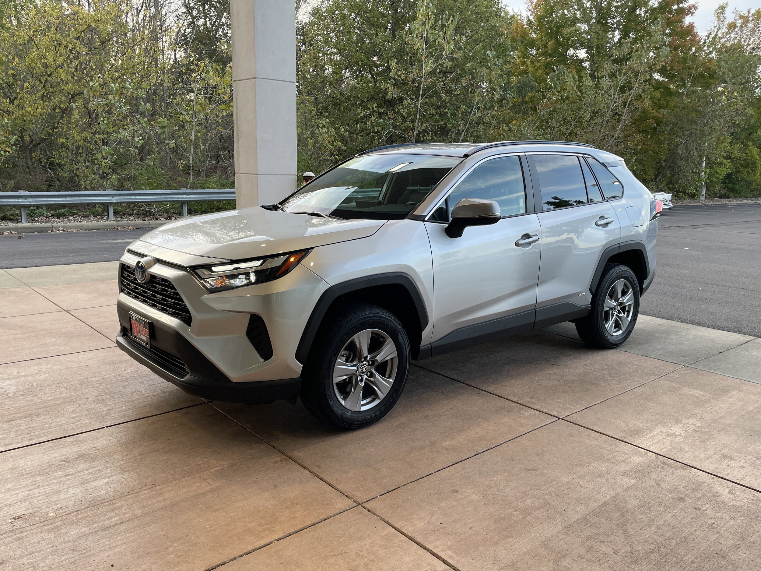 2024 Toyota RAV4 Hybrid XLE photo 2