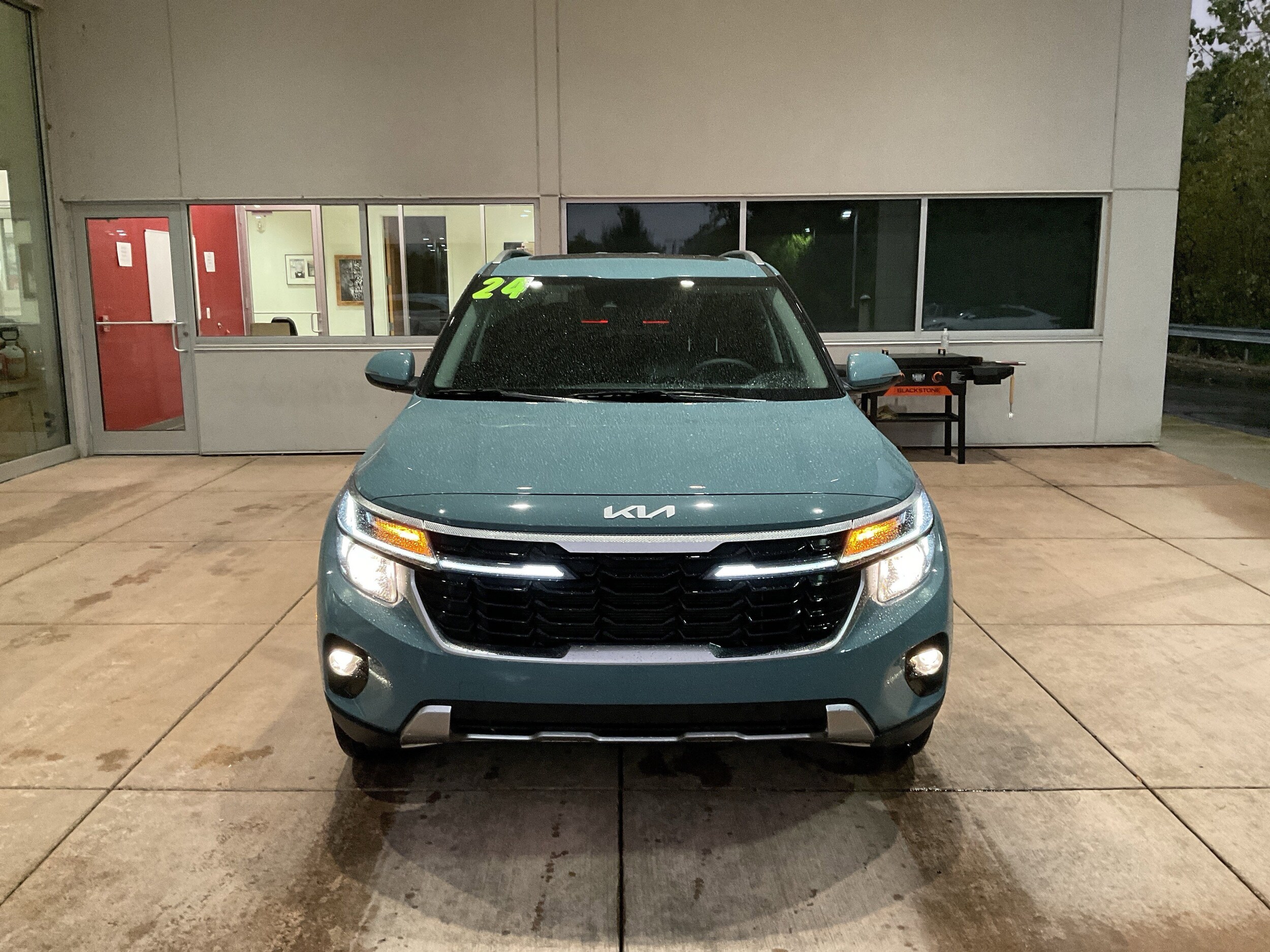 2024 Kia Seltos EX photo 2