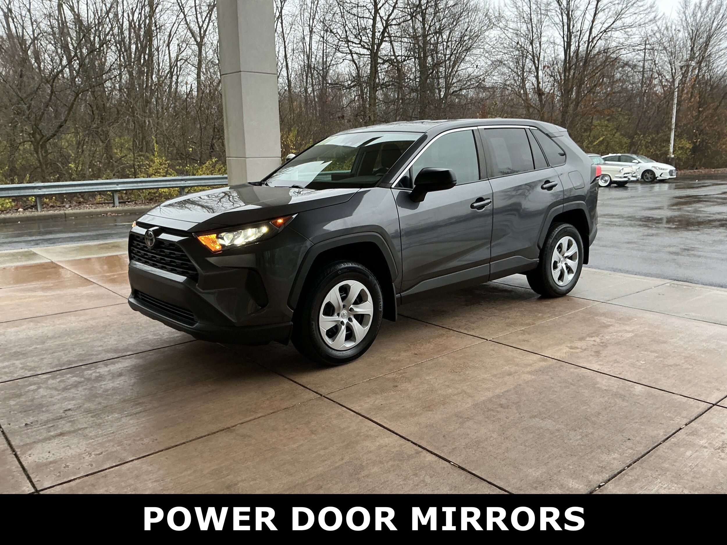 2022 Toyota RAV4 LE photo 2