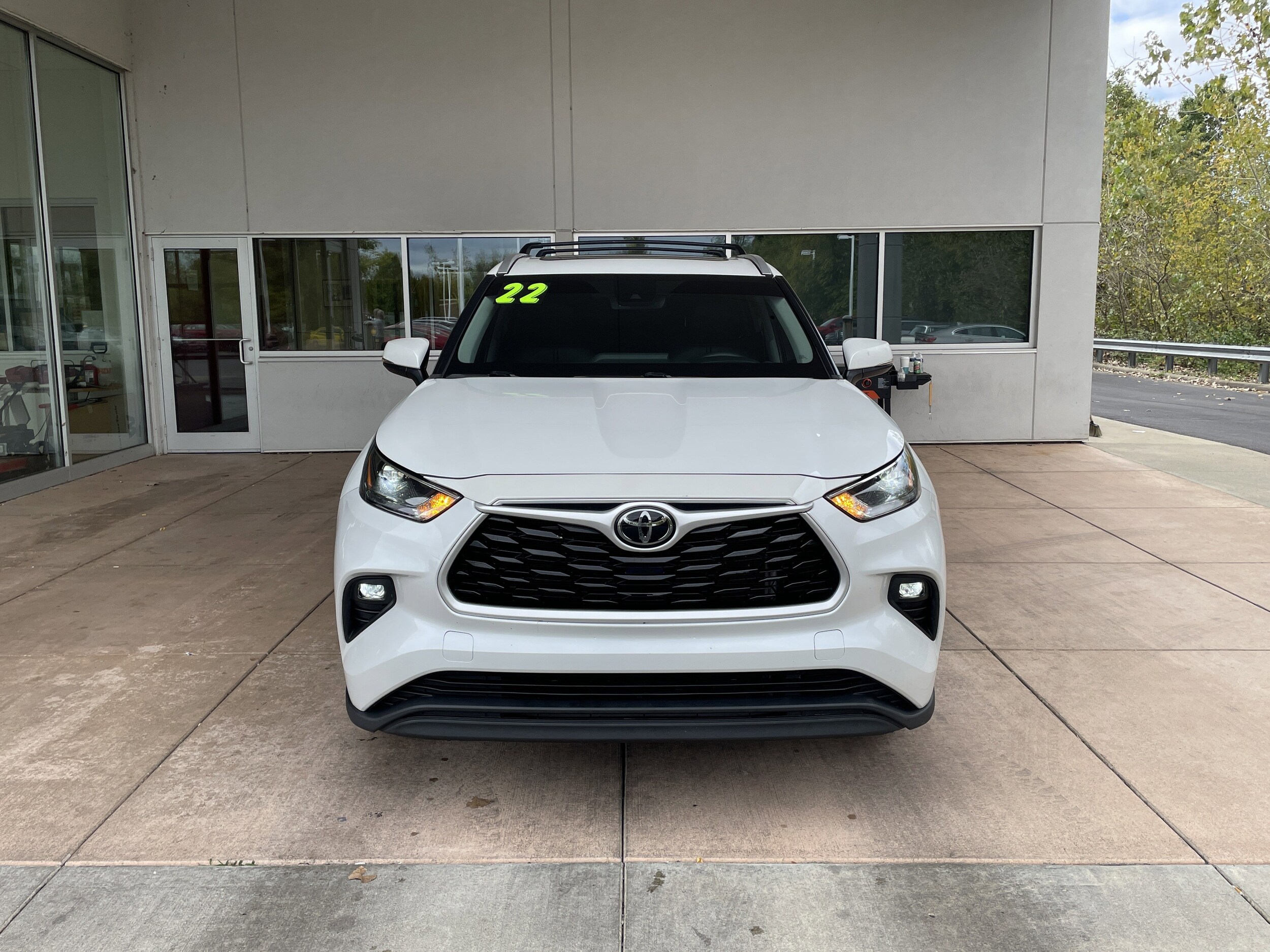 2022 Toyota Highlander XLE photo 2