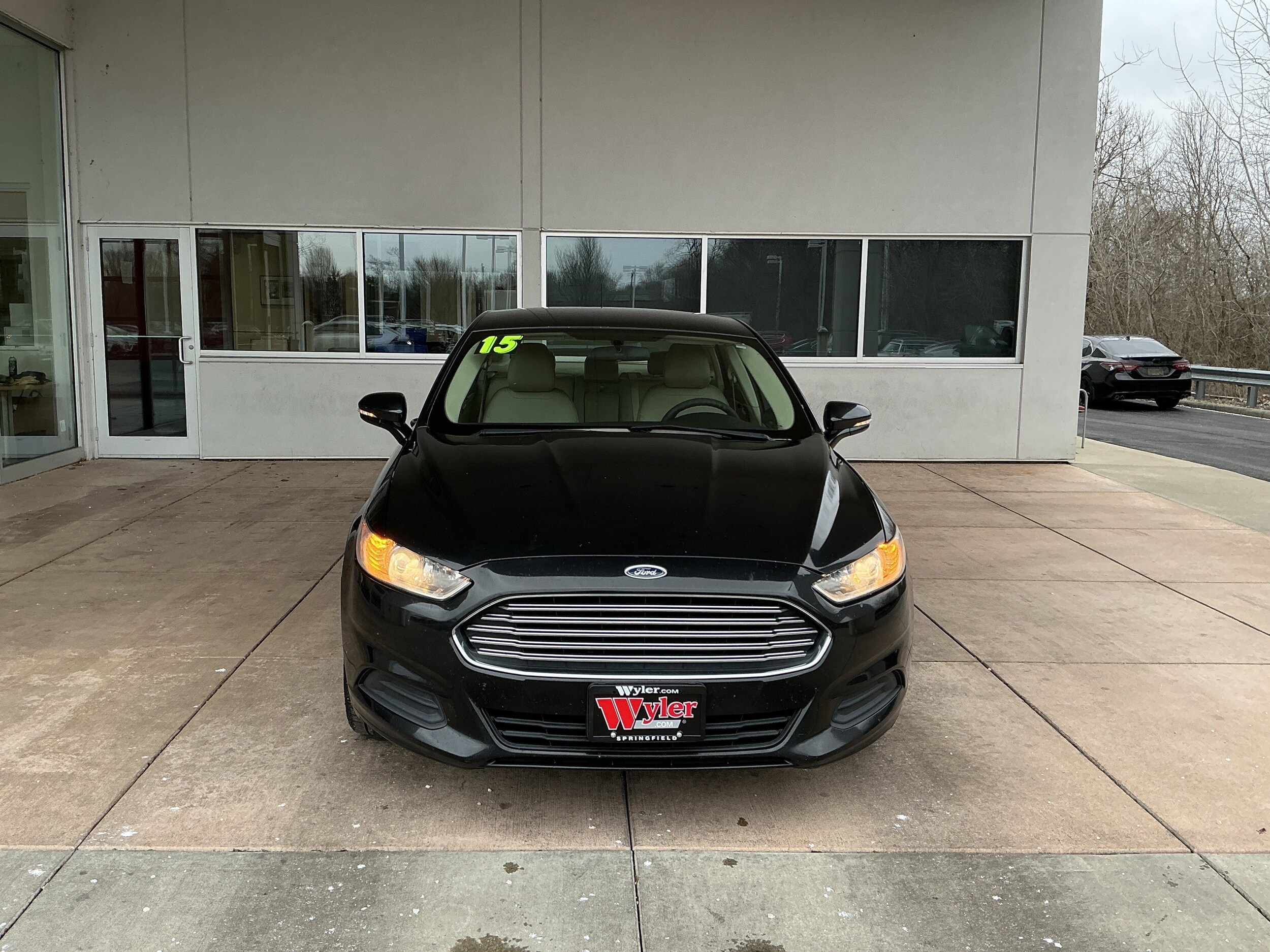 2015 Ford Fusion SE photo 2