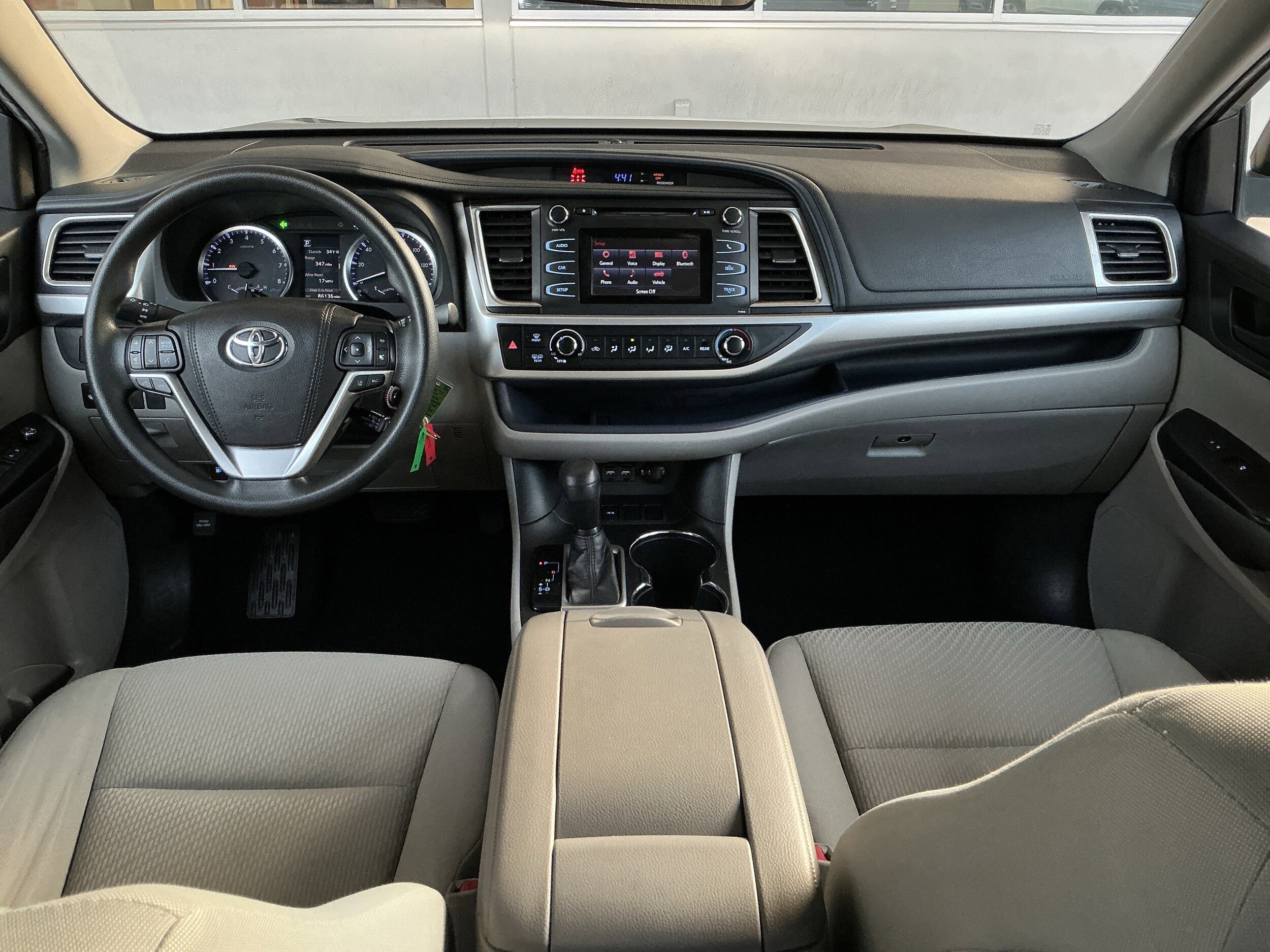 2019 Toyota Highlander LE photo 3