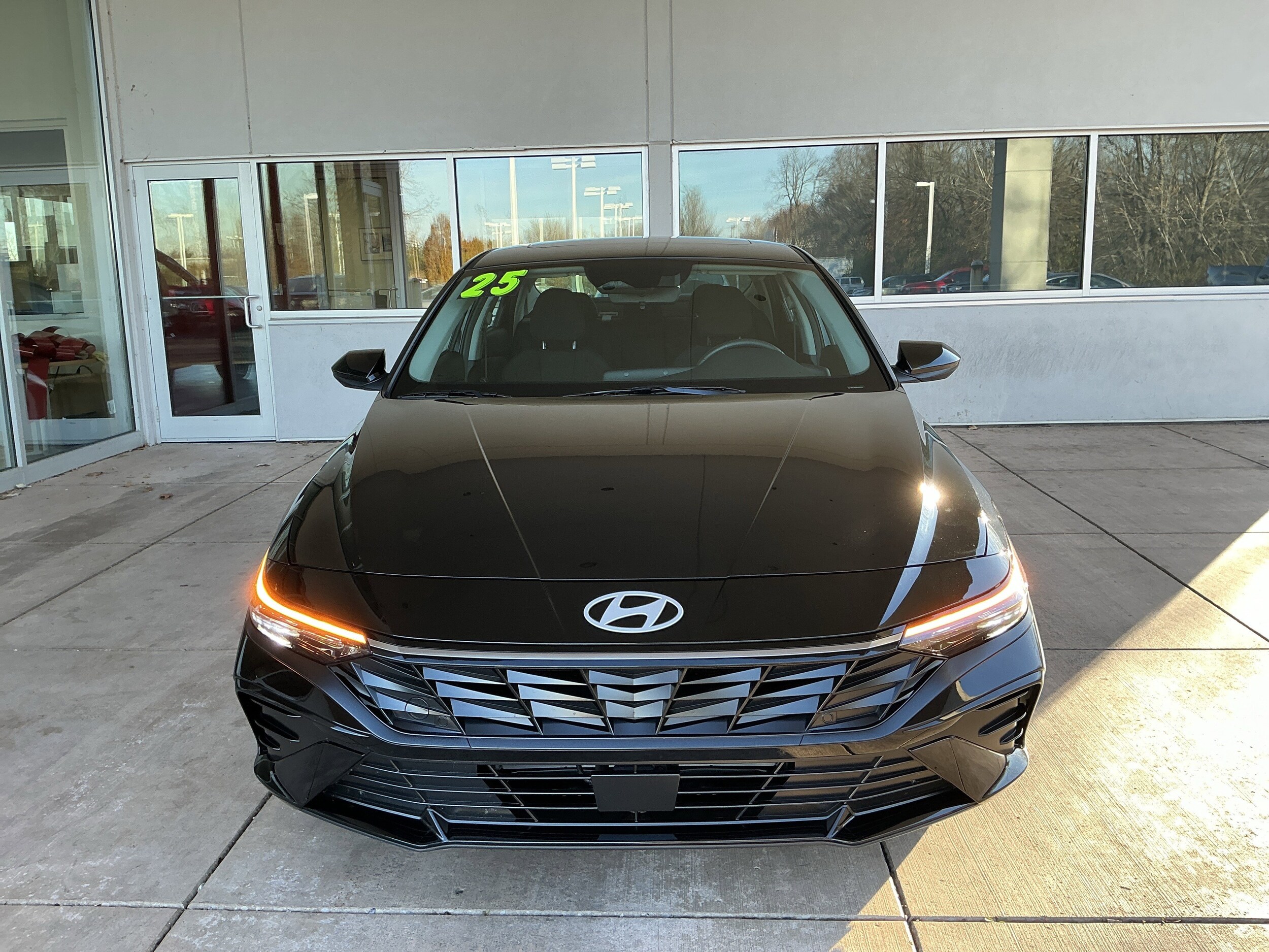 2025 Hyundai Elantra SEL Convenience photo 2