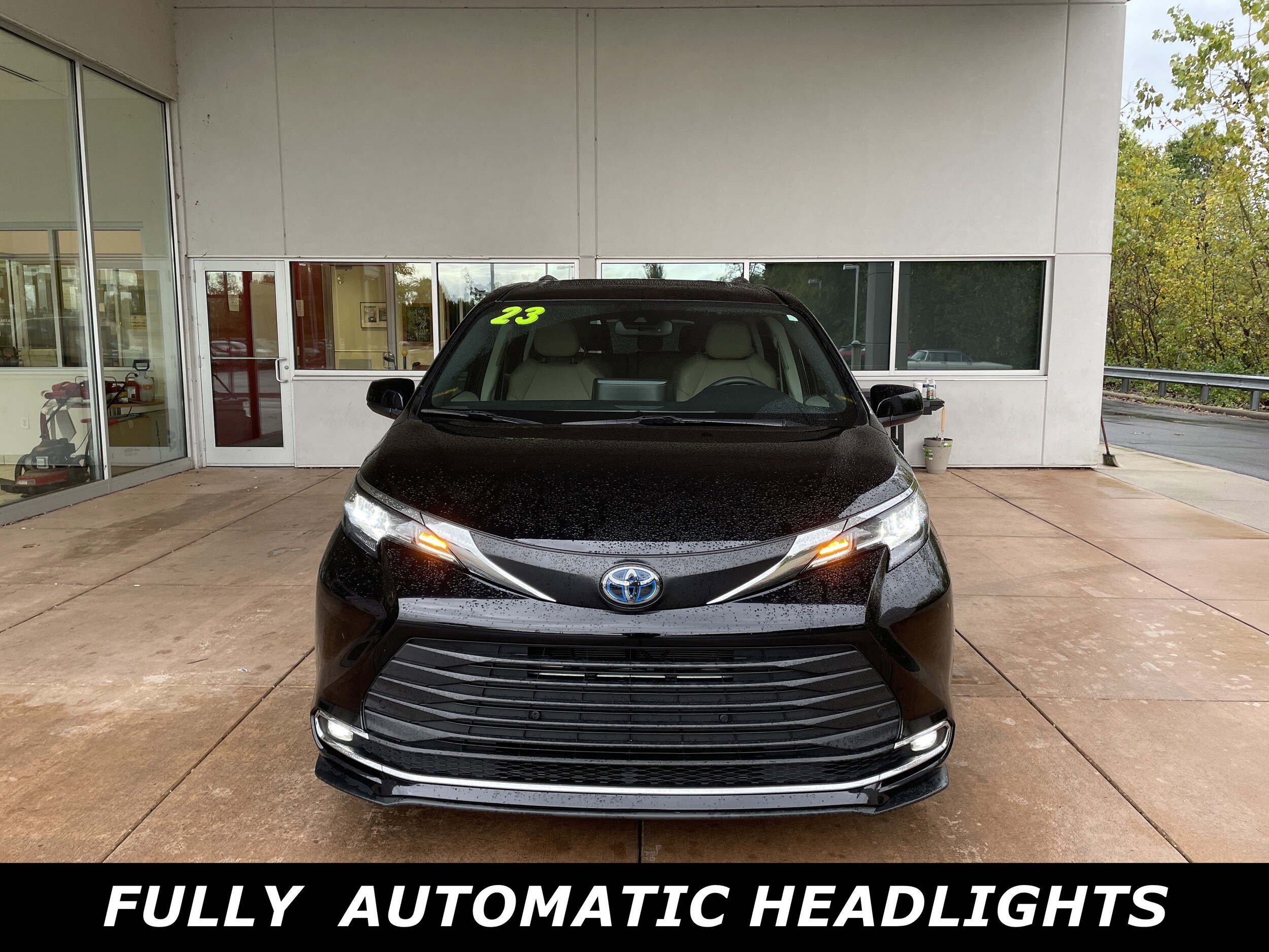 2023 Toyota Sienna XLE photo 2