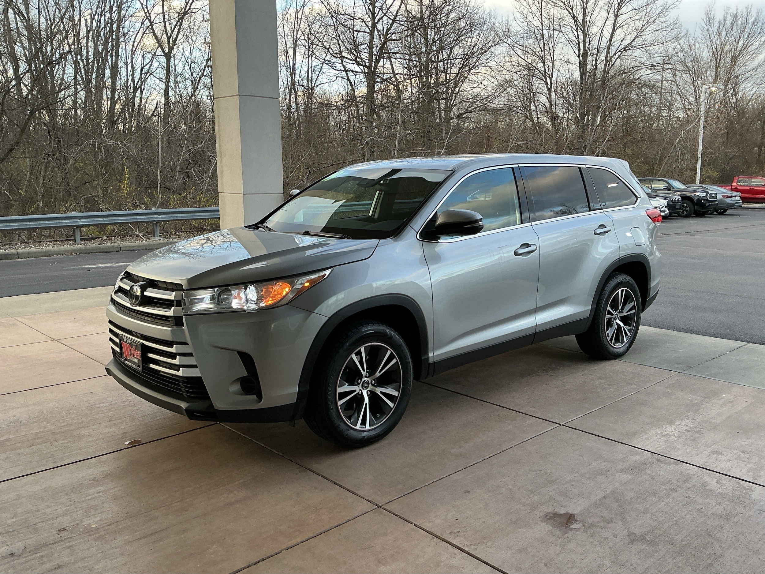 2019 Toyota Highlander LE photo 2