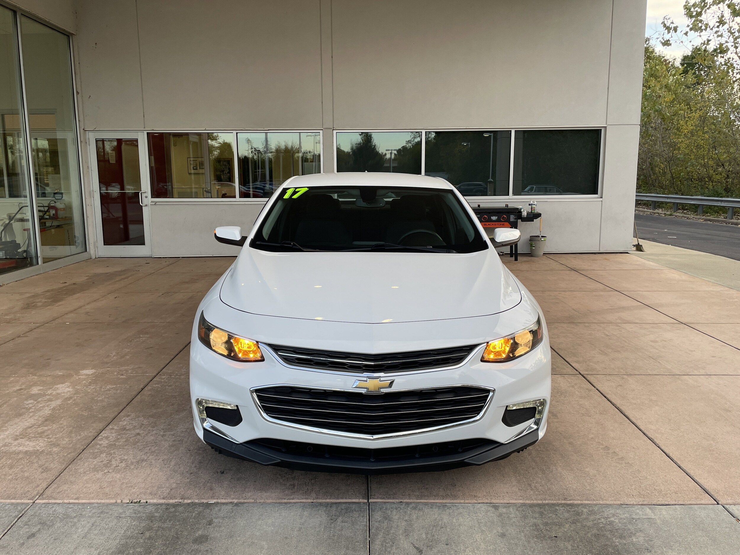 2017 Chevrolet Malibu 1LT photo 2