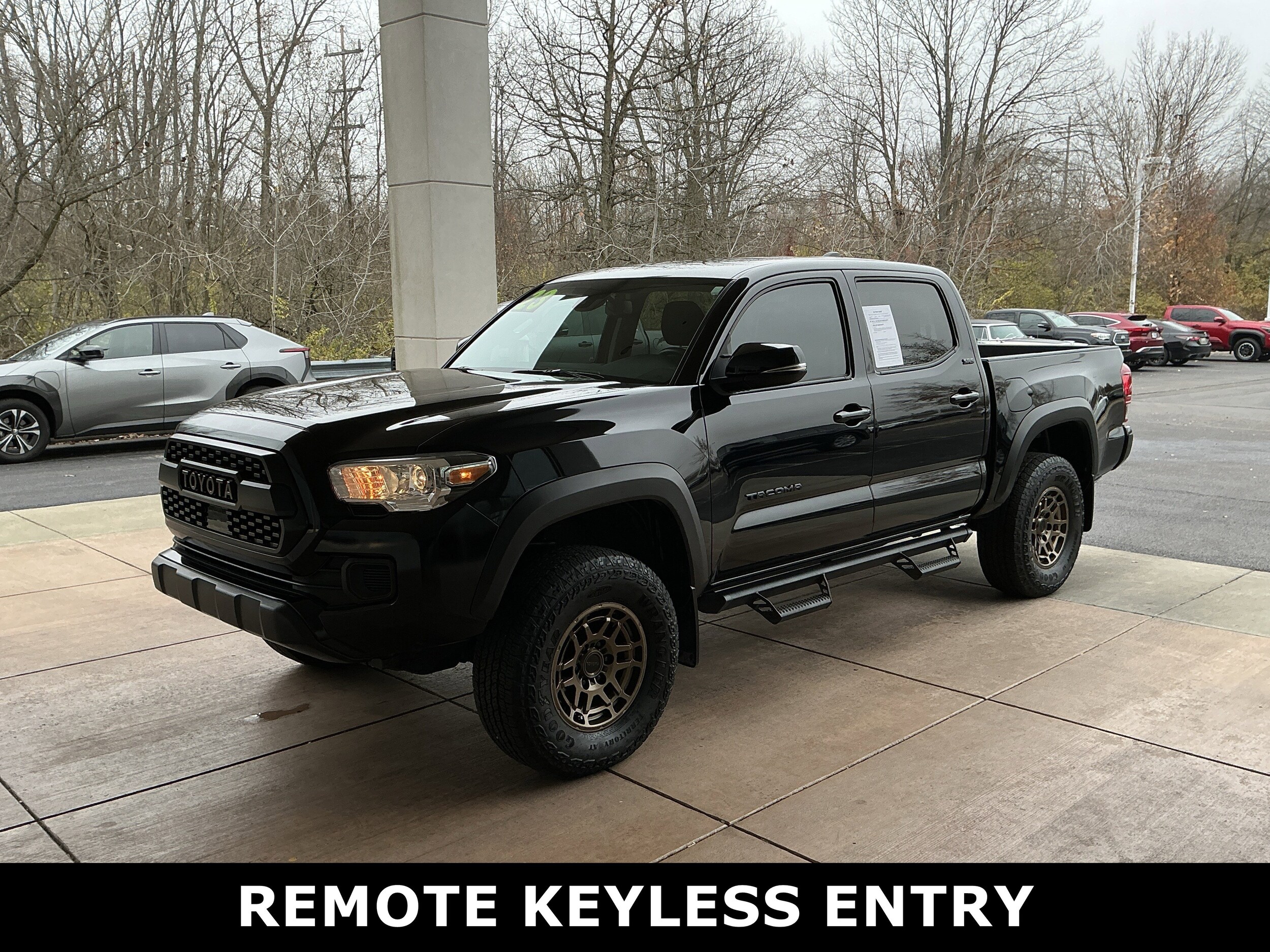2023 Toyota Tacoma SR5 Double Cab V6 photo 2