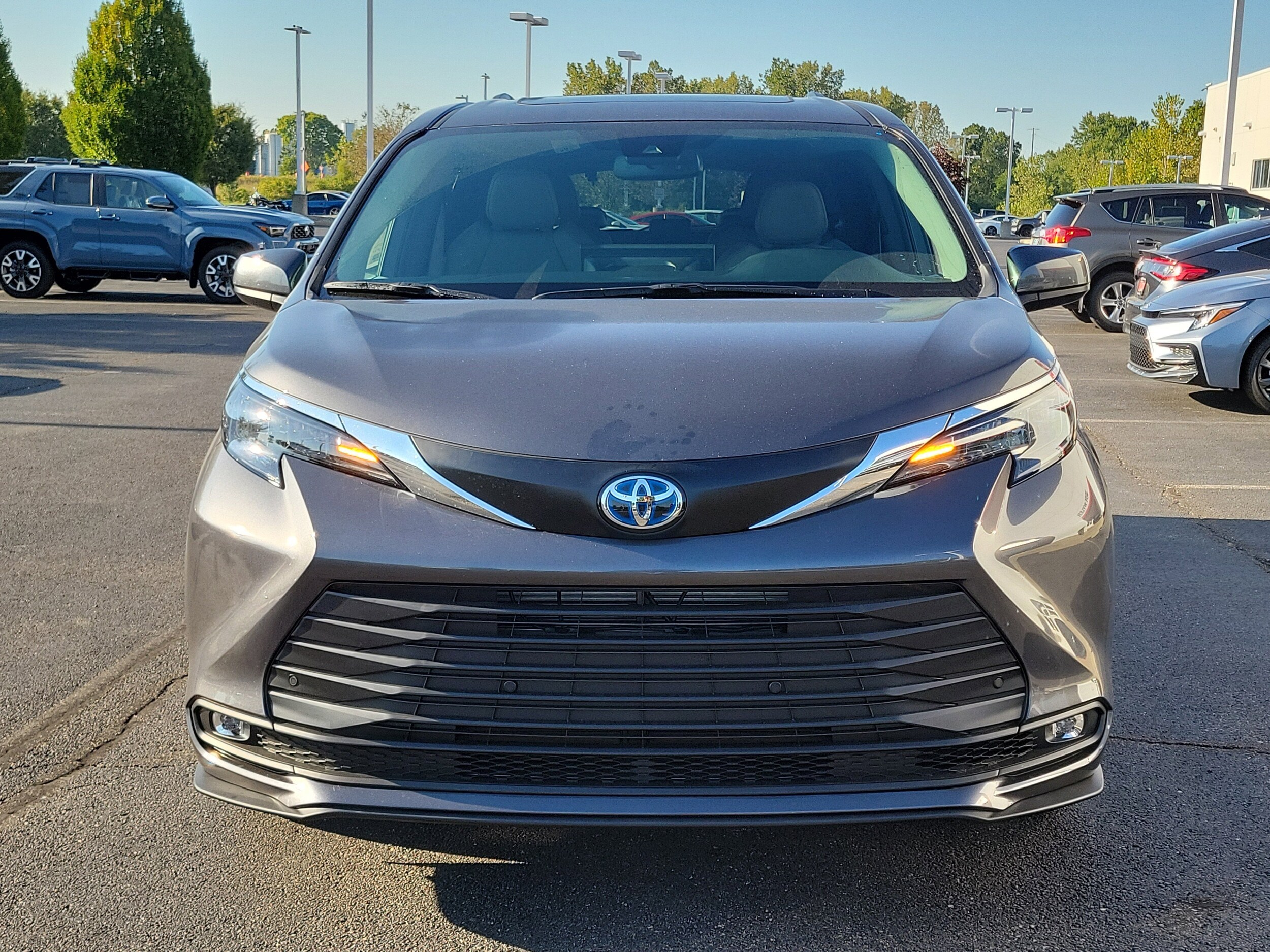 2025 Toyota Sienna XLE photo 2