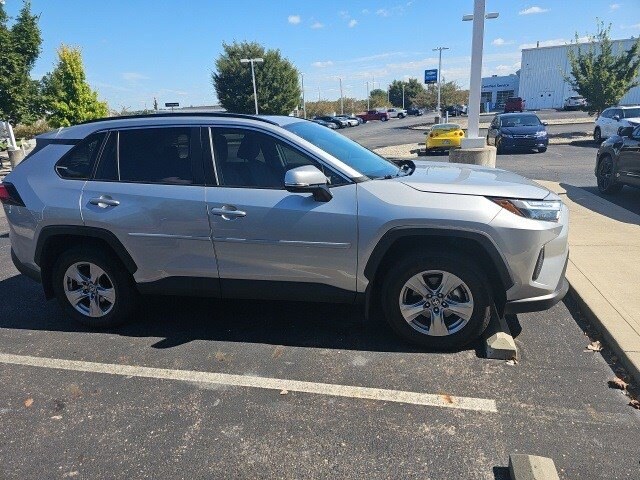 2023 Toyota RAV4 XLE photo 2