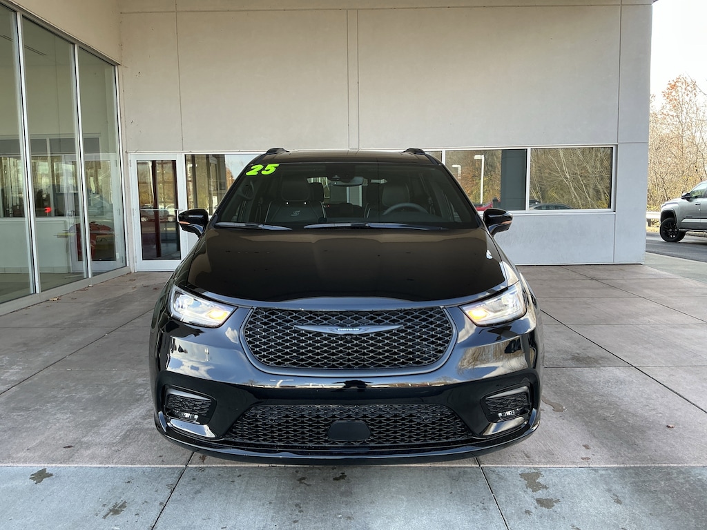 Used 2025 Chrysler Pacifica Limited FWD Van Passenger Van