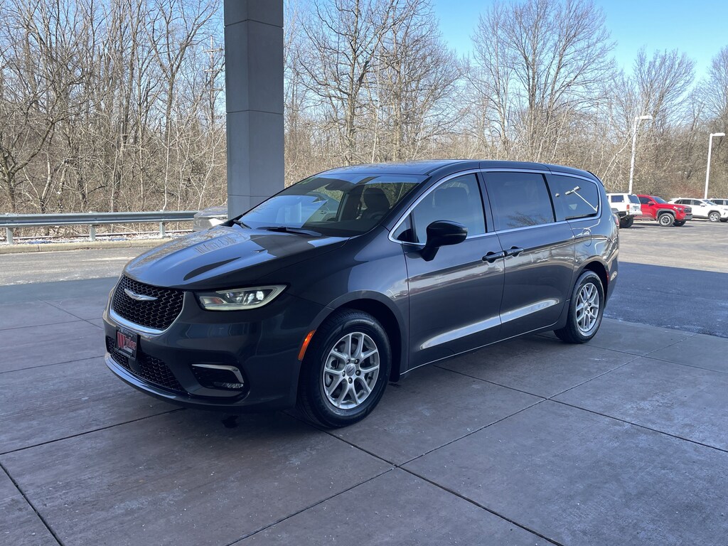 Used 2023 Chrysler Pacifica Touring L FWD Van Passenger Van