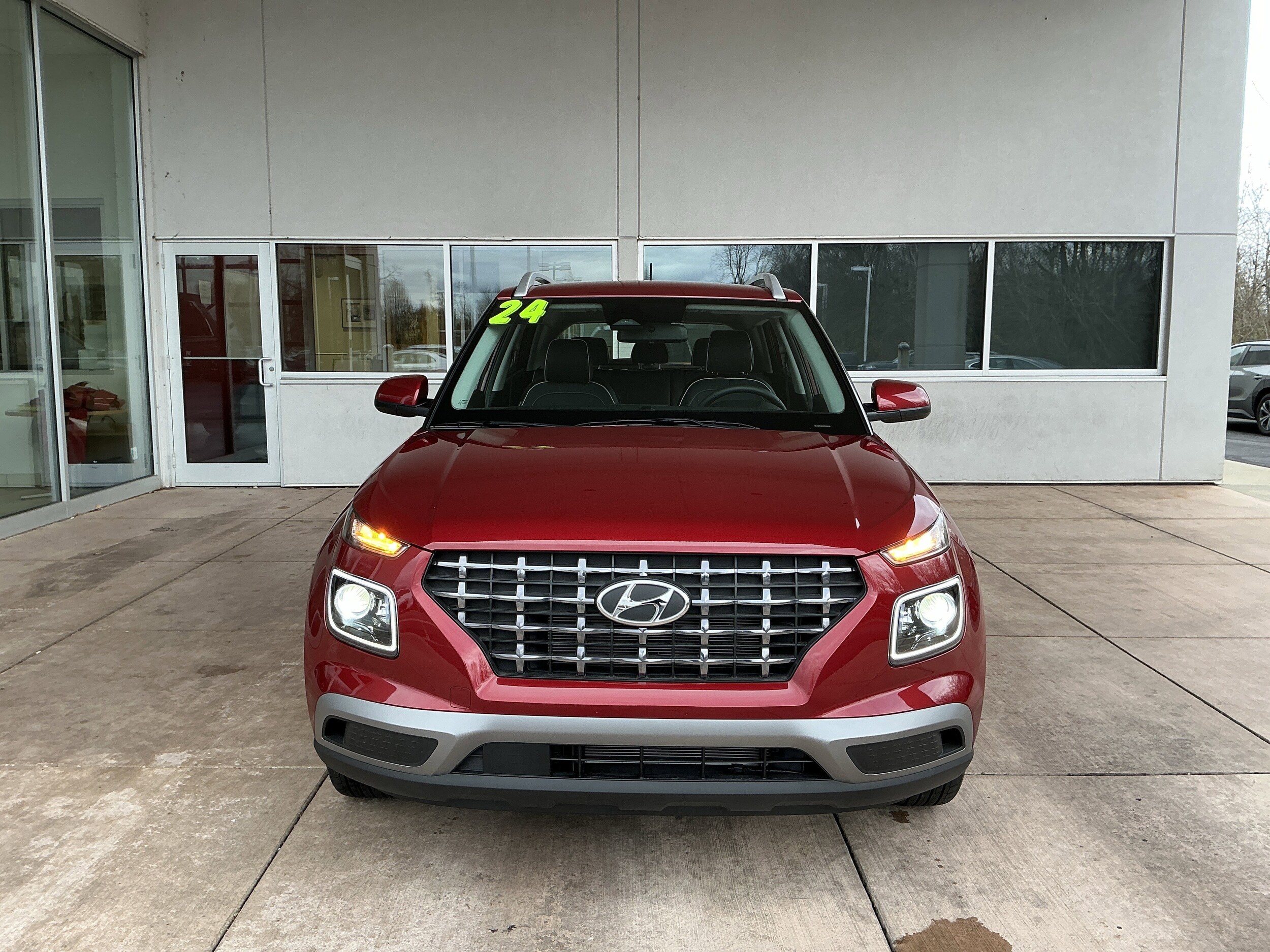 2024 Hyundai Venue Limited photo 2