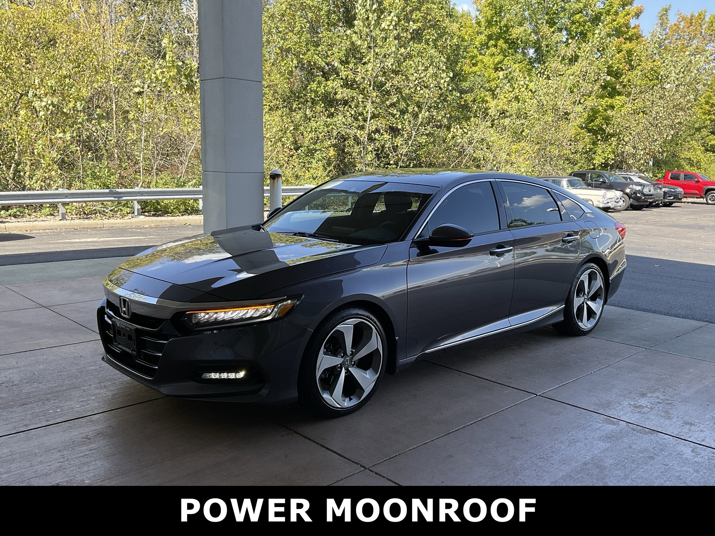 2019 Honda Accord Touring 2.0T photo 2