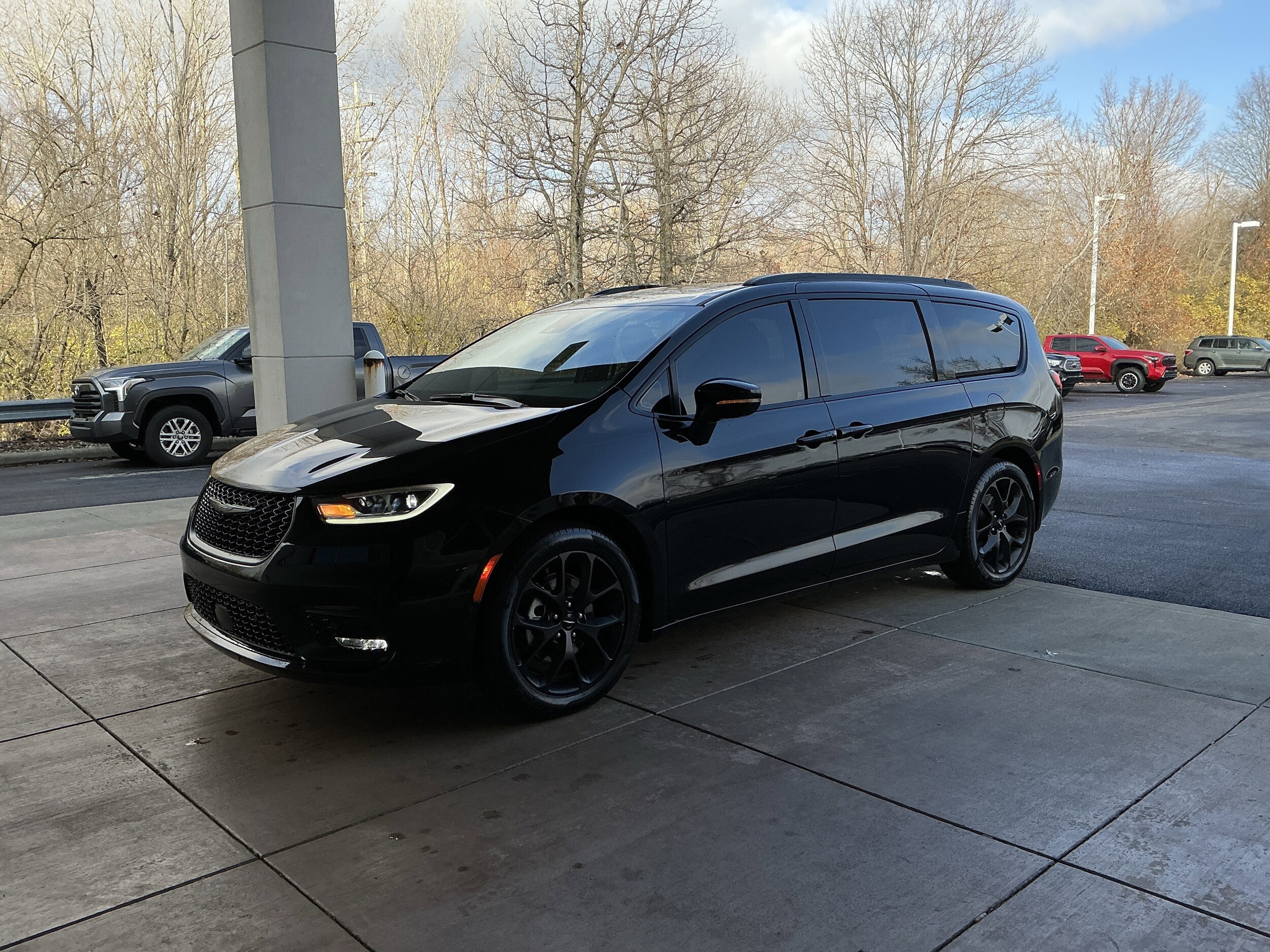 2025 Chrysler Pacifica Limited photo 2