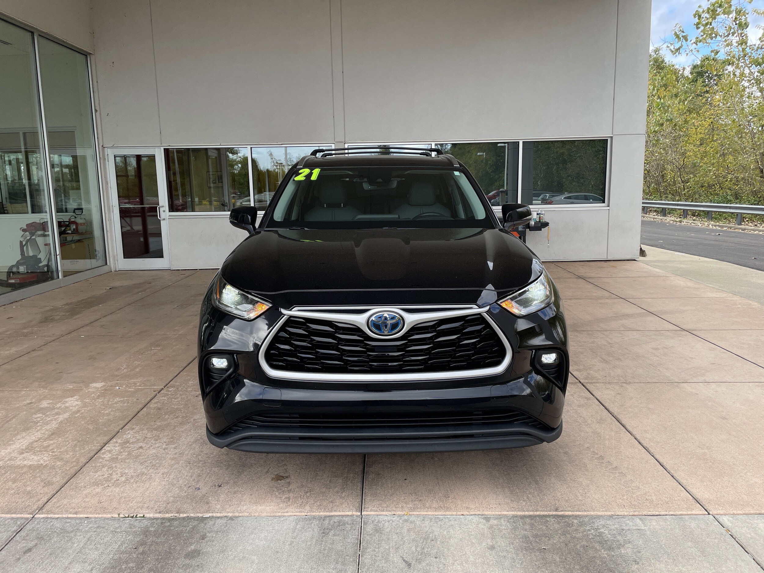 2021 Toyota Highlander Hybrid XLE photo 2