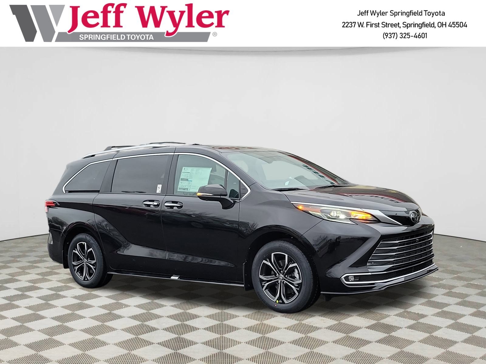 2026 Toyota Sienna Platinum's photo