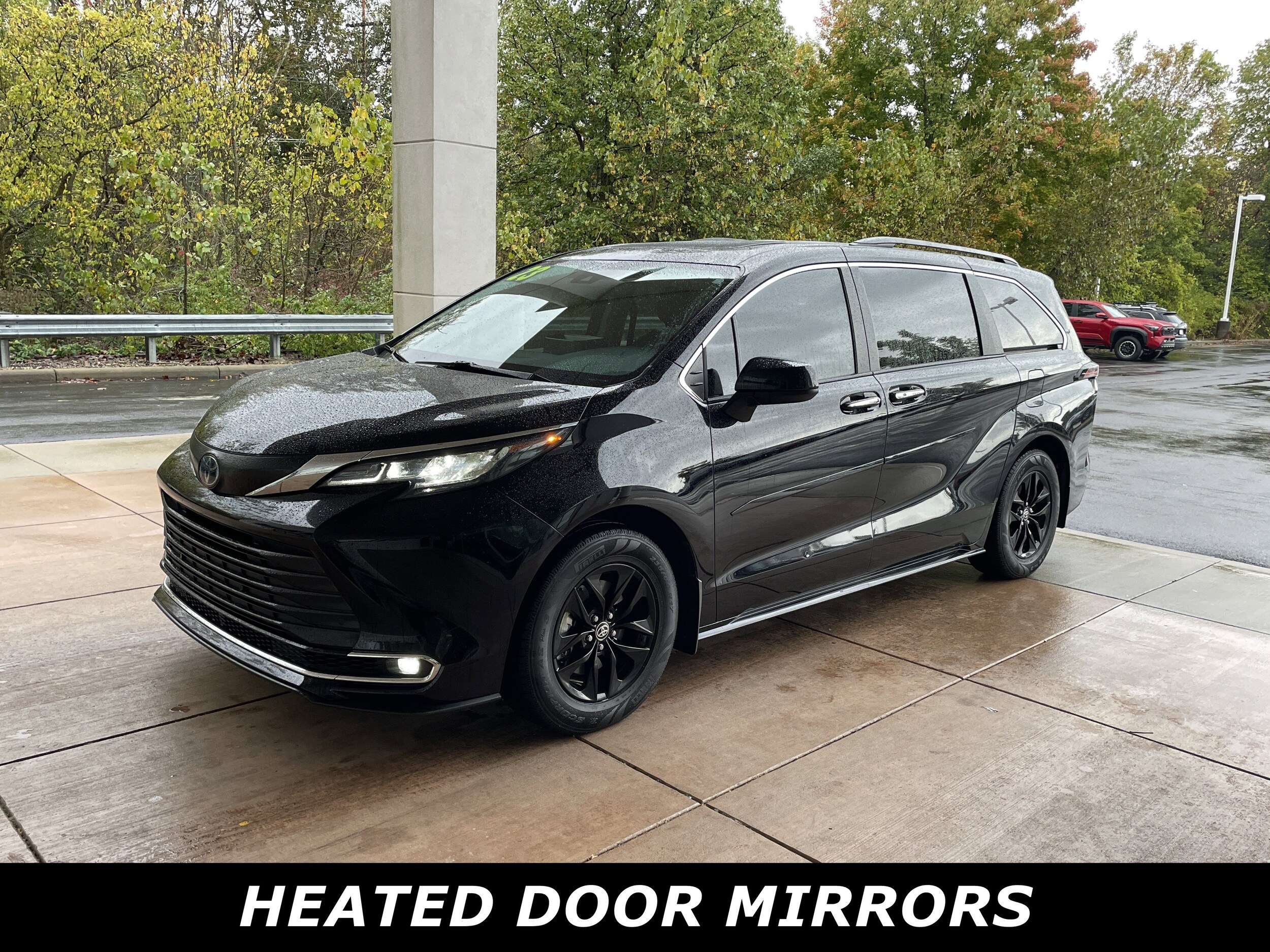 2023 Toyota Sienna XLE photo 3