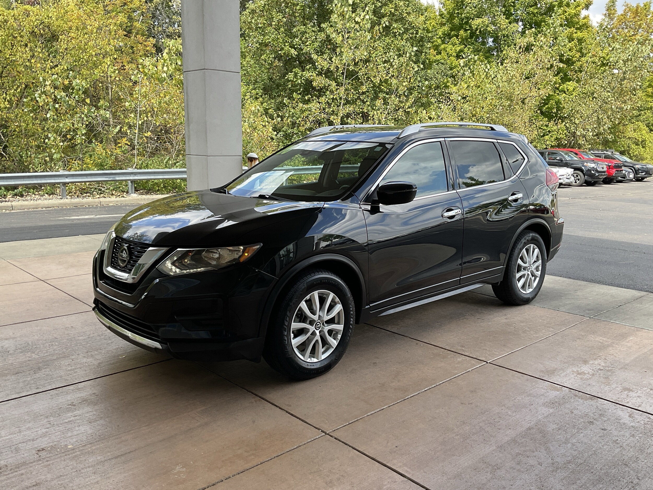 2020 Nissan Rogue SV photo 2