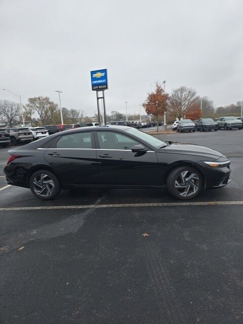 2025 Hyundai Elantra SEL Convenience photo 3