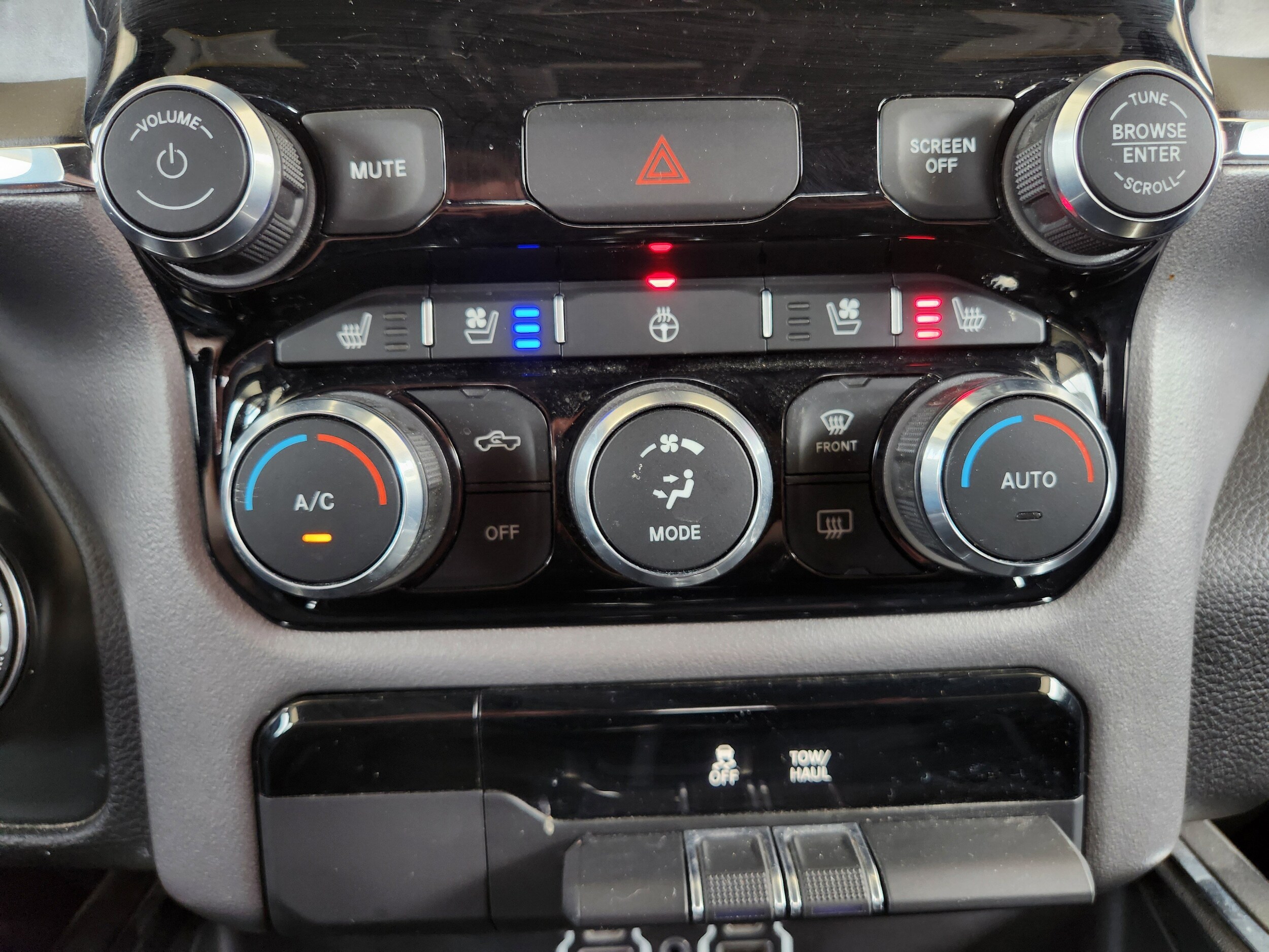 2024 Ram 1500 Laramie photo 4