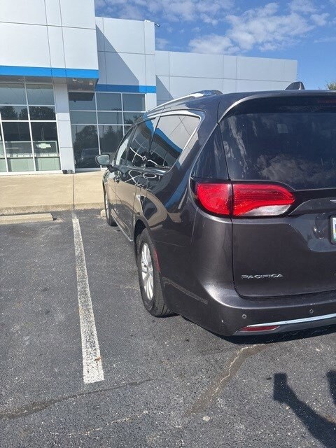 2018 Chrysler Pacifica Touring L photo 3