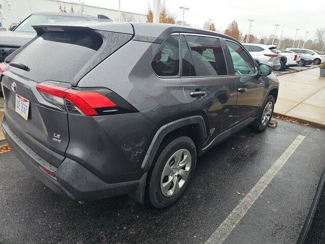 2022 Toyota RAV4 LE photo 2