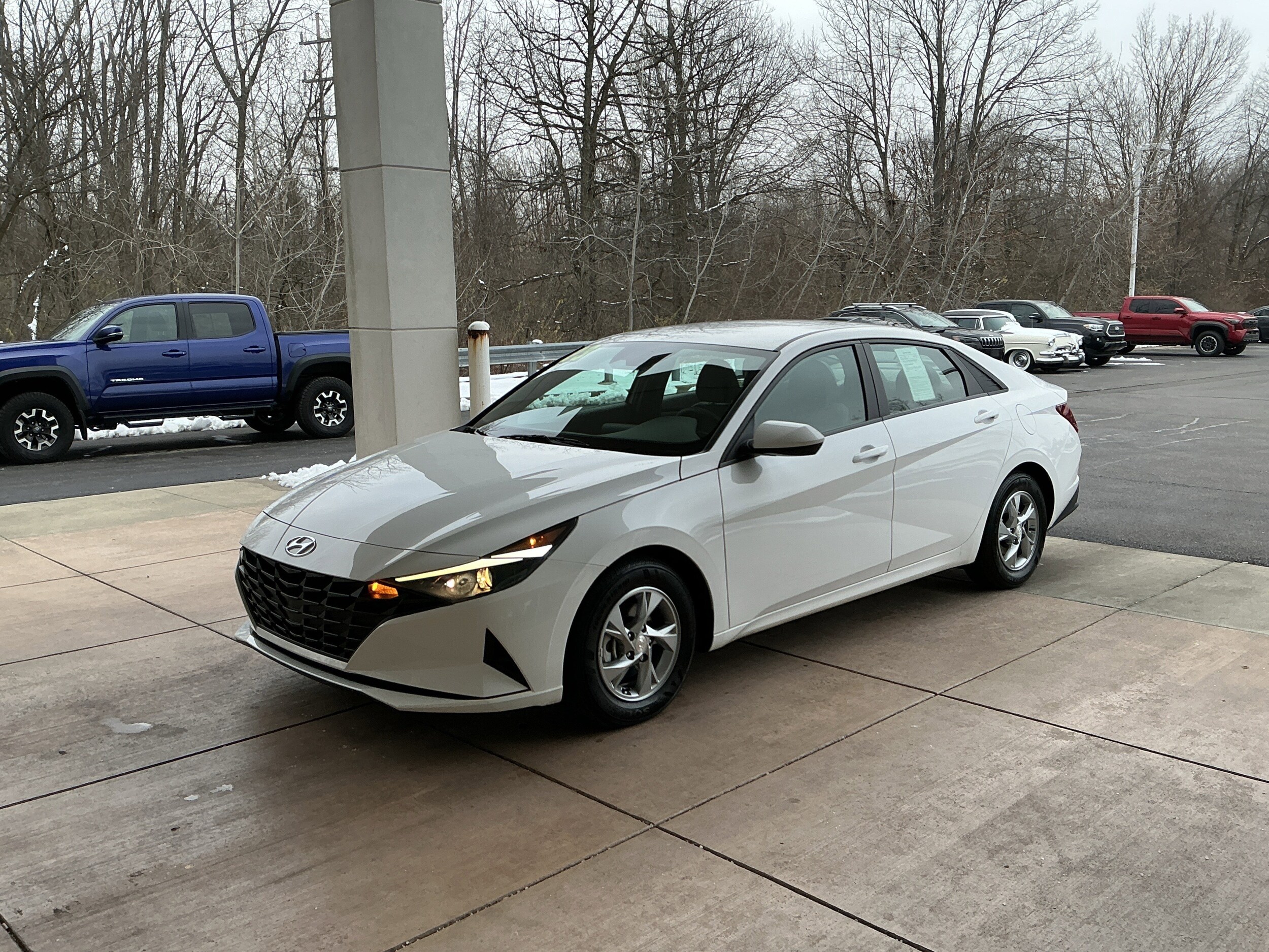 2023 Hyundai Elantra SE photo 2