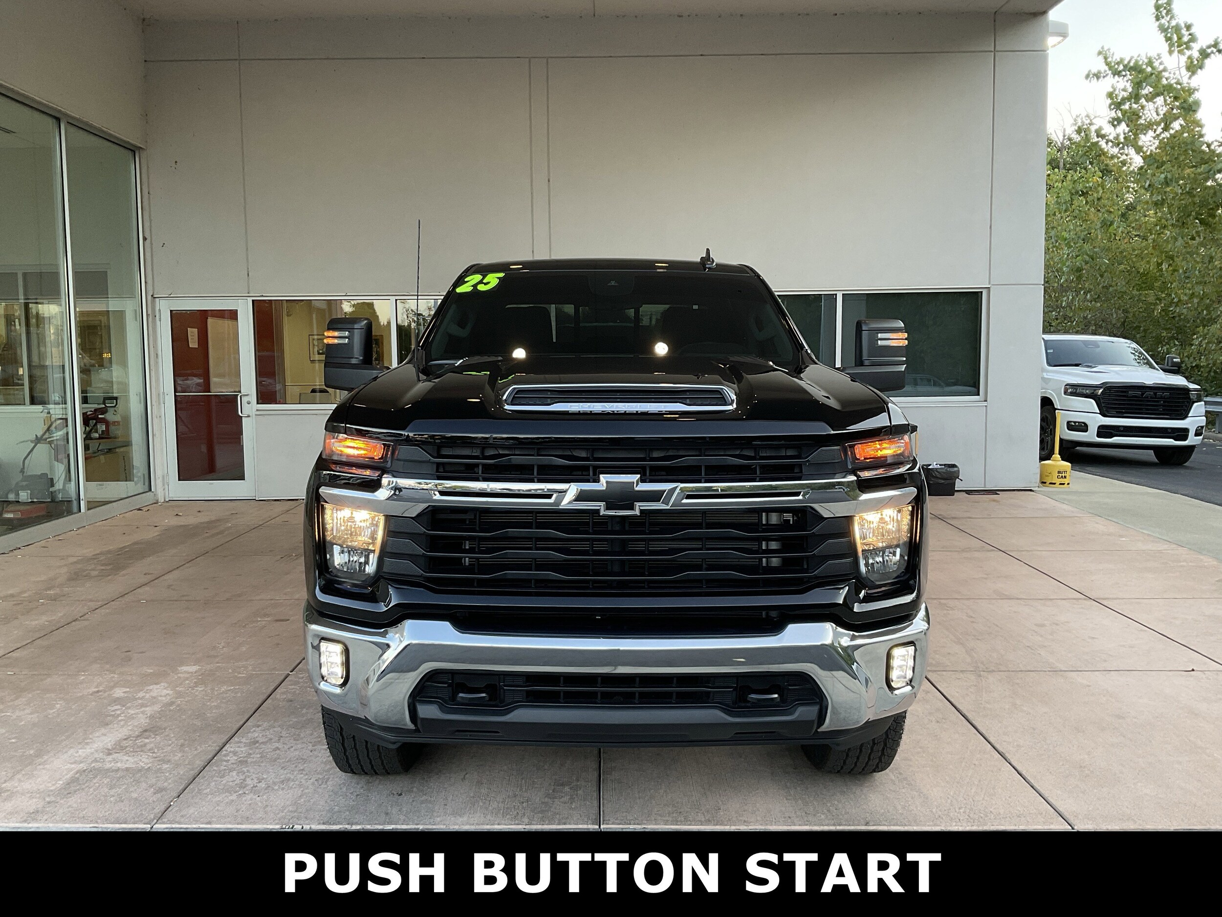 2025 Chevrolet Silverado 2500HD LT photo 2