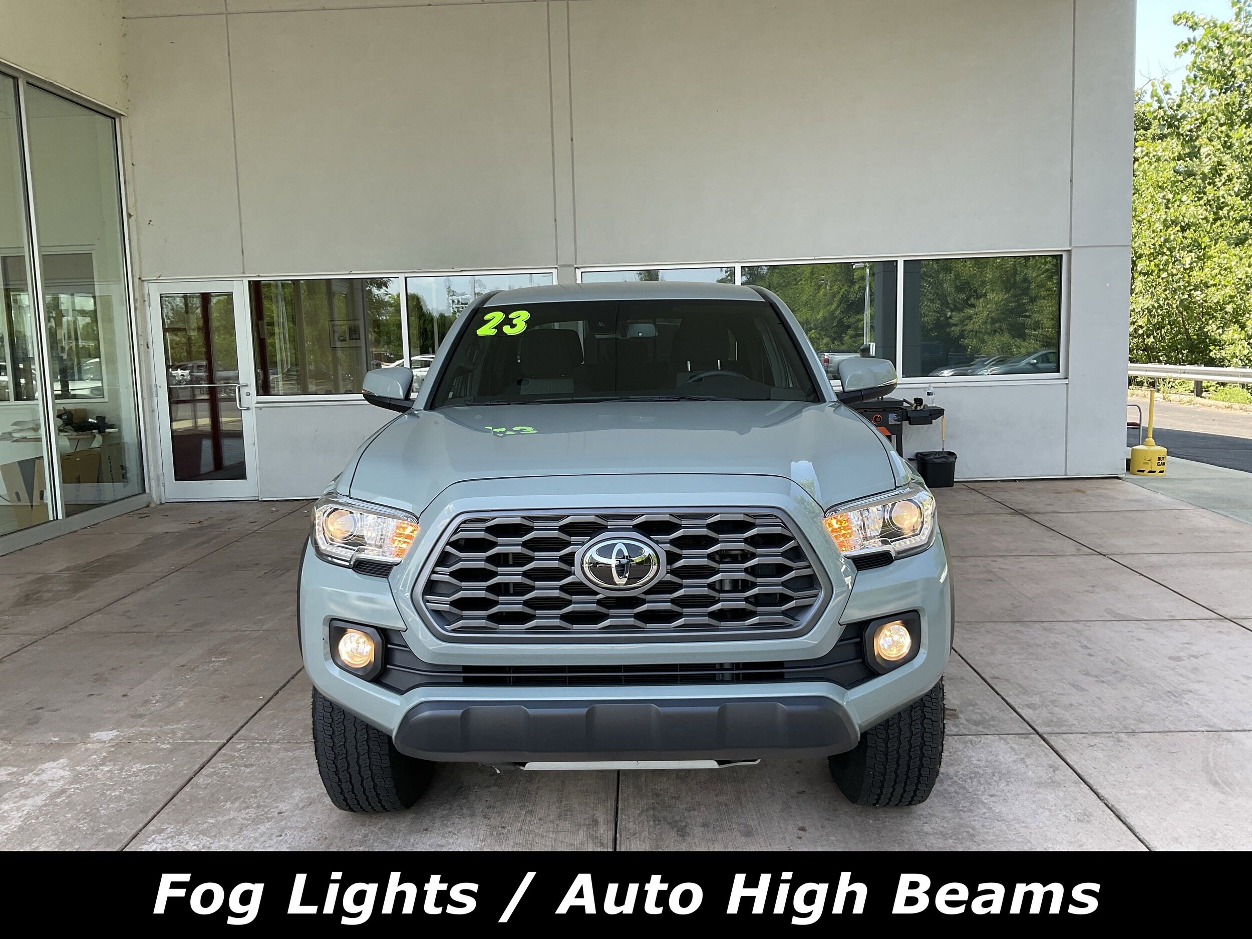 2023 Toyota Tacoma TRD Off-Road photo 2