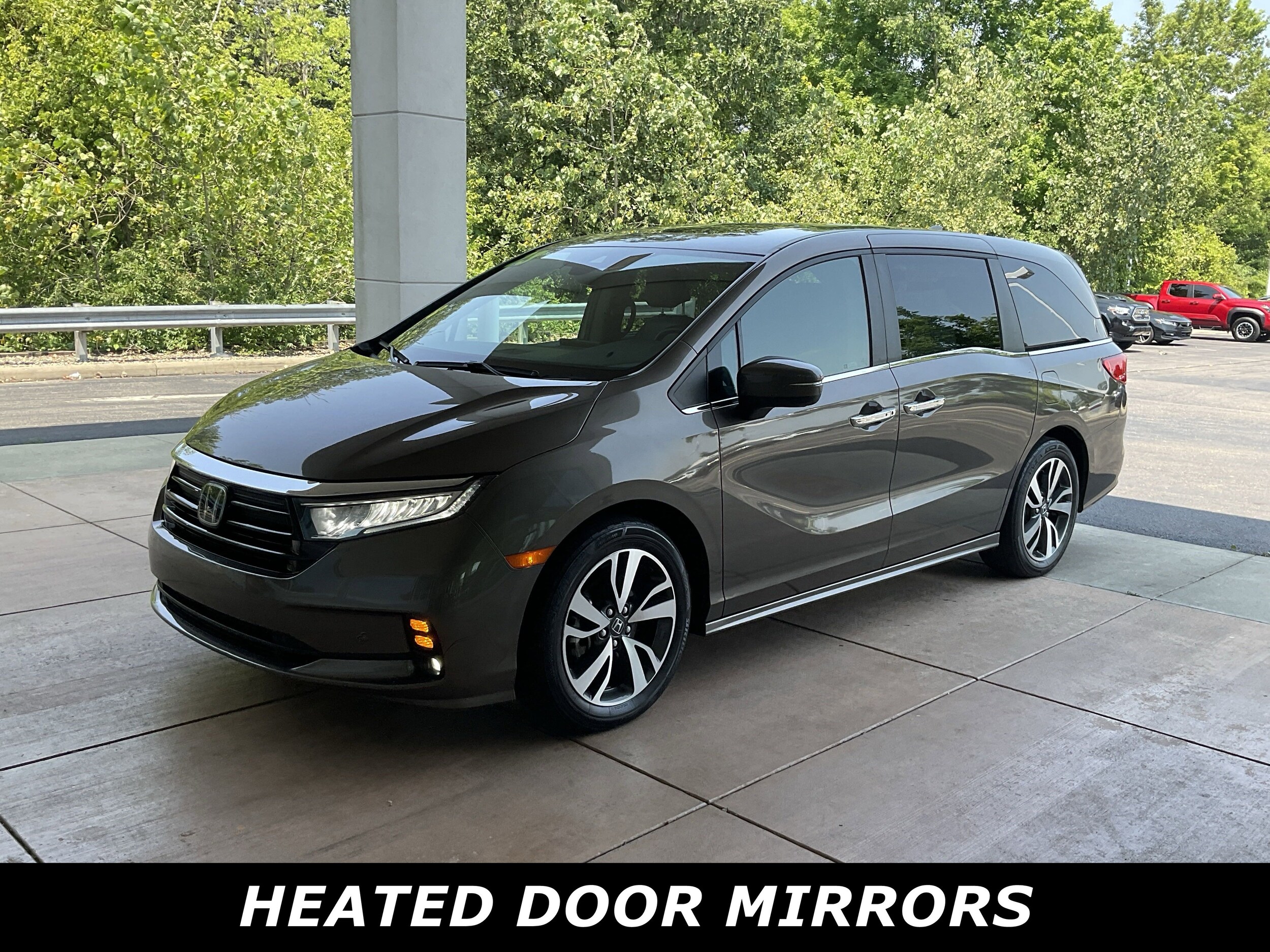 2023 Honda Odyssey Touring photo 3
