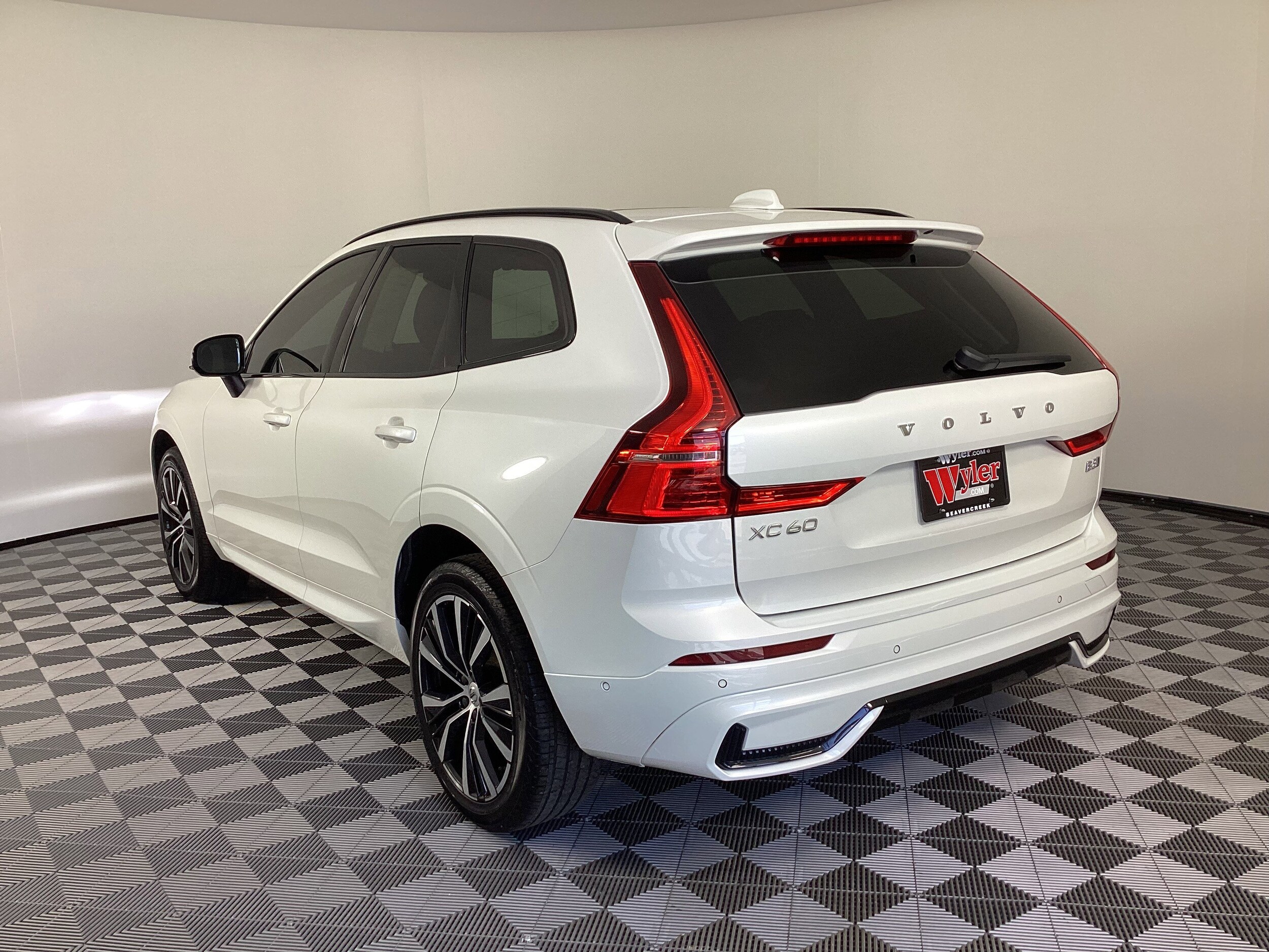 2023 Volvo XC60 B5 Plus photo 2