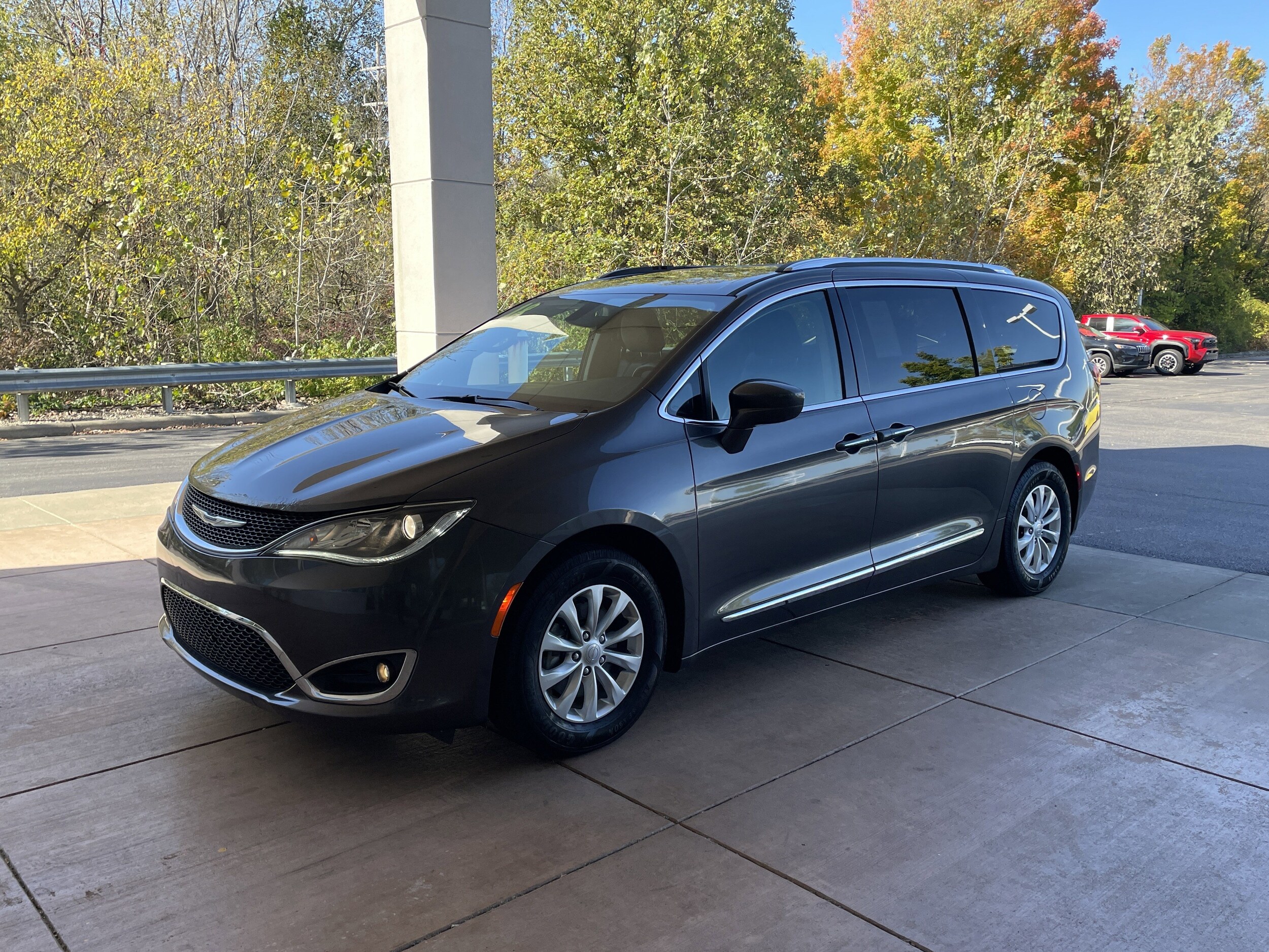 2018 Chrysler Pacifica Touring L photo 3