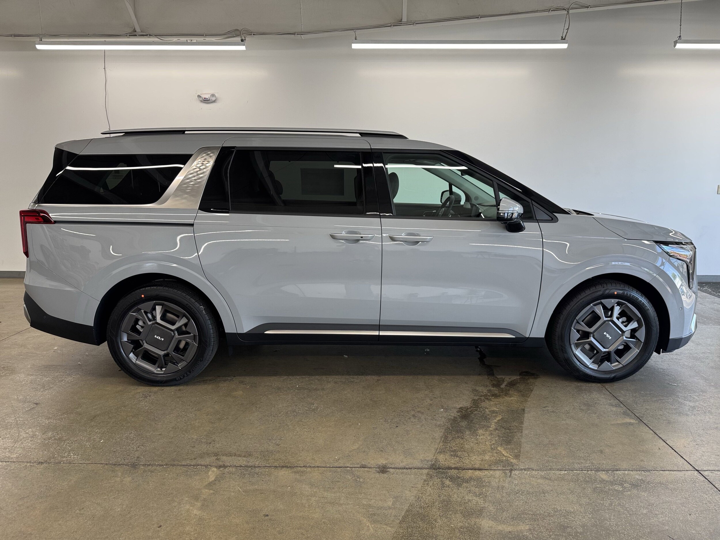 2026 Kia Carnival SX photo 2