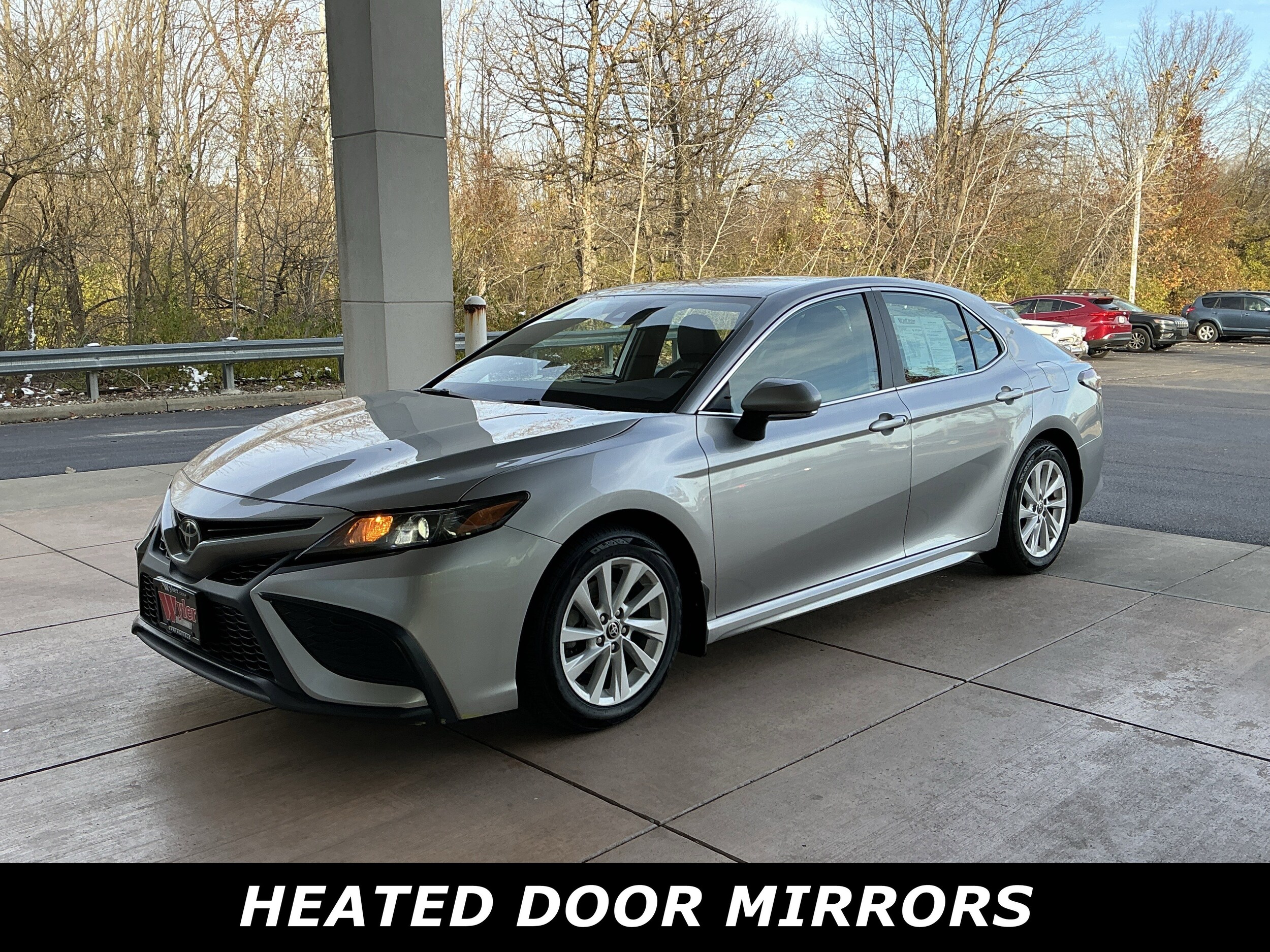 2022 Toyota Camry SE photo 2