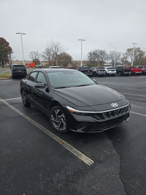 2025 Hyundai Elantra SEL Convenience photo 2