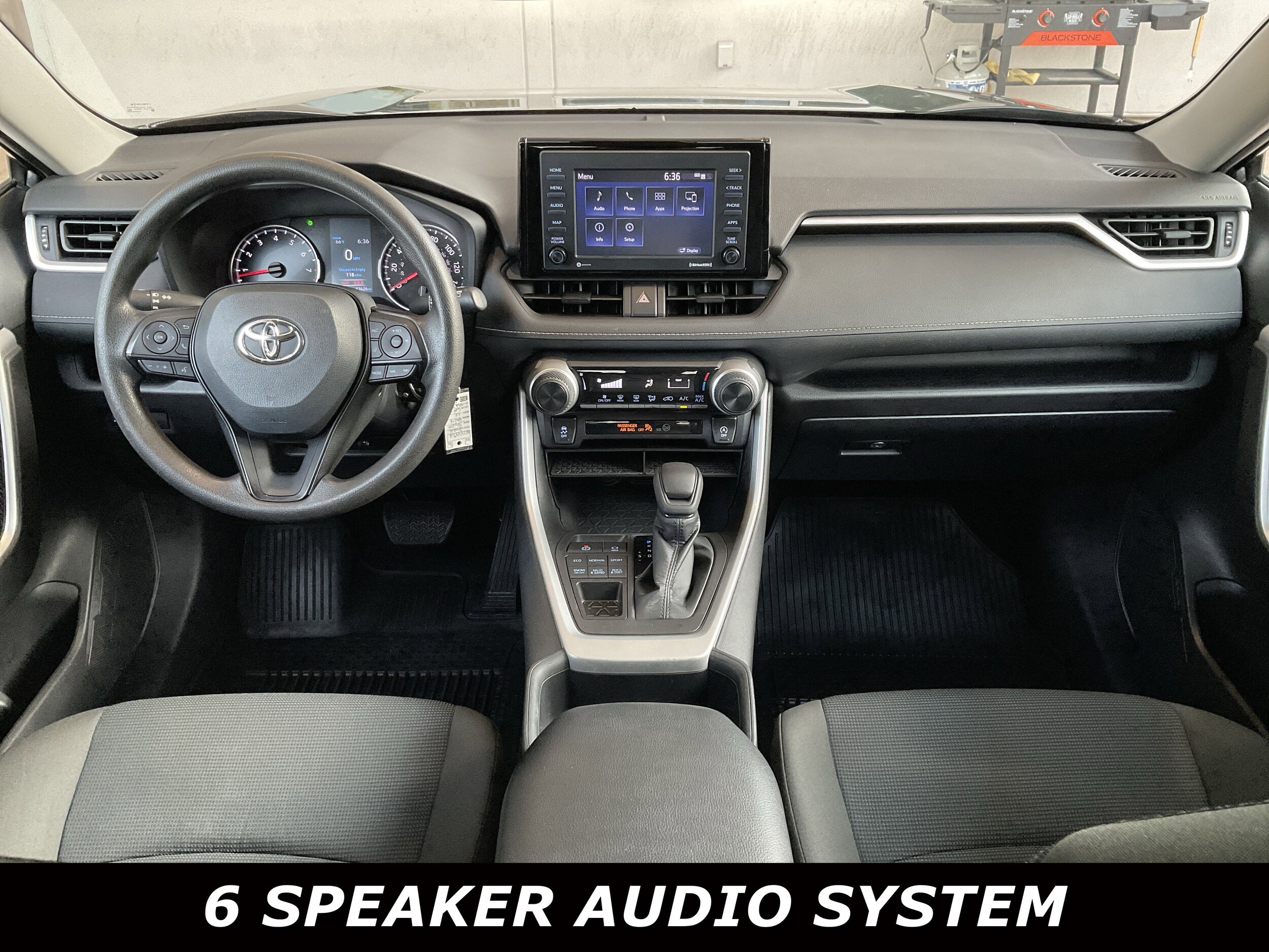 2022 Toyota RAV4 LE photo 3