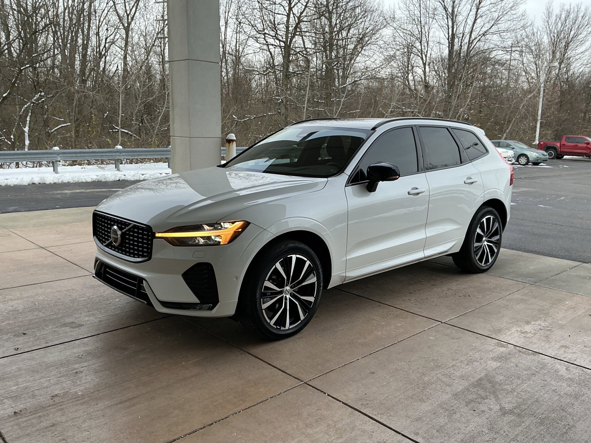 2023 Volvo XC60 B5 Plus photo 3