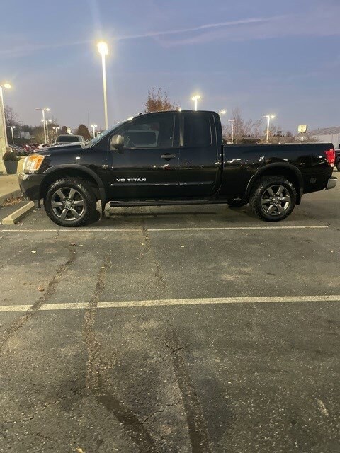 2015 Nissan Titan King Cab SV photo 2