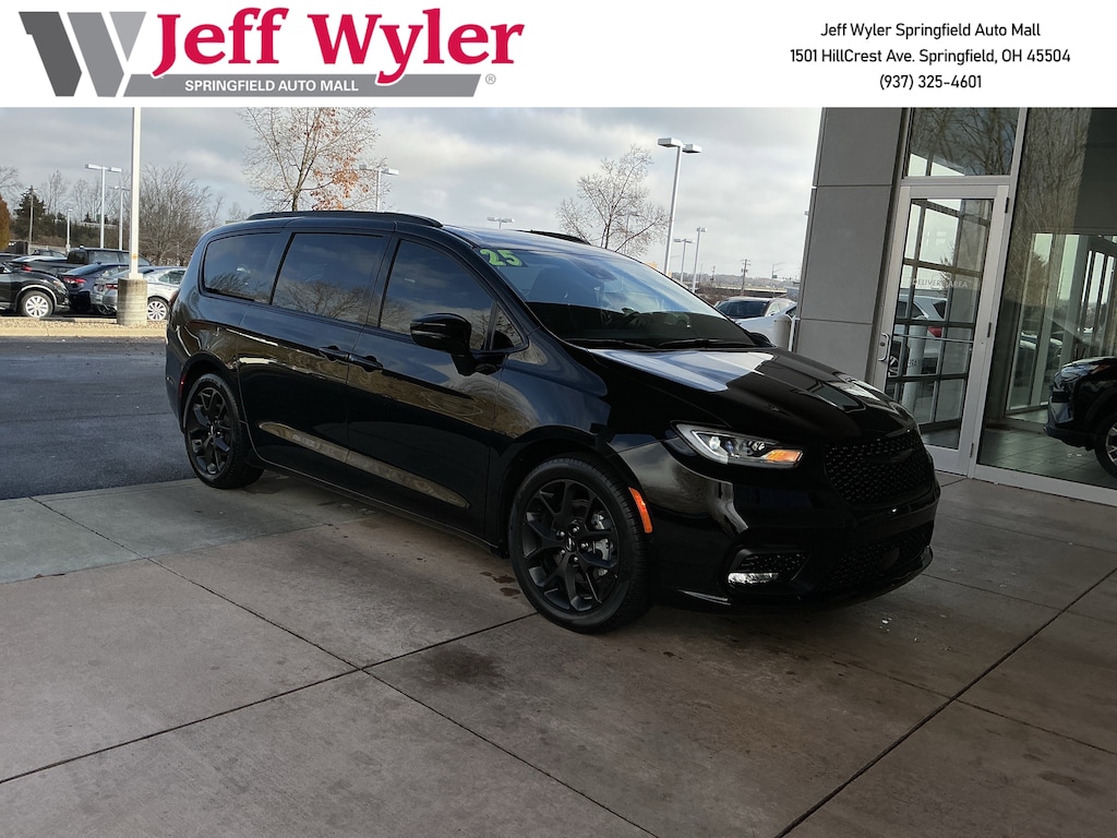 Used 2025 Chrysler Pacifica Limited FWD Van Passenger Van