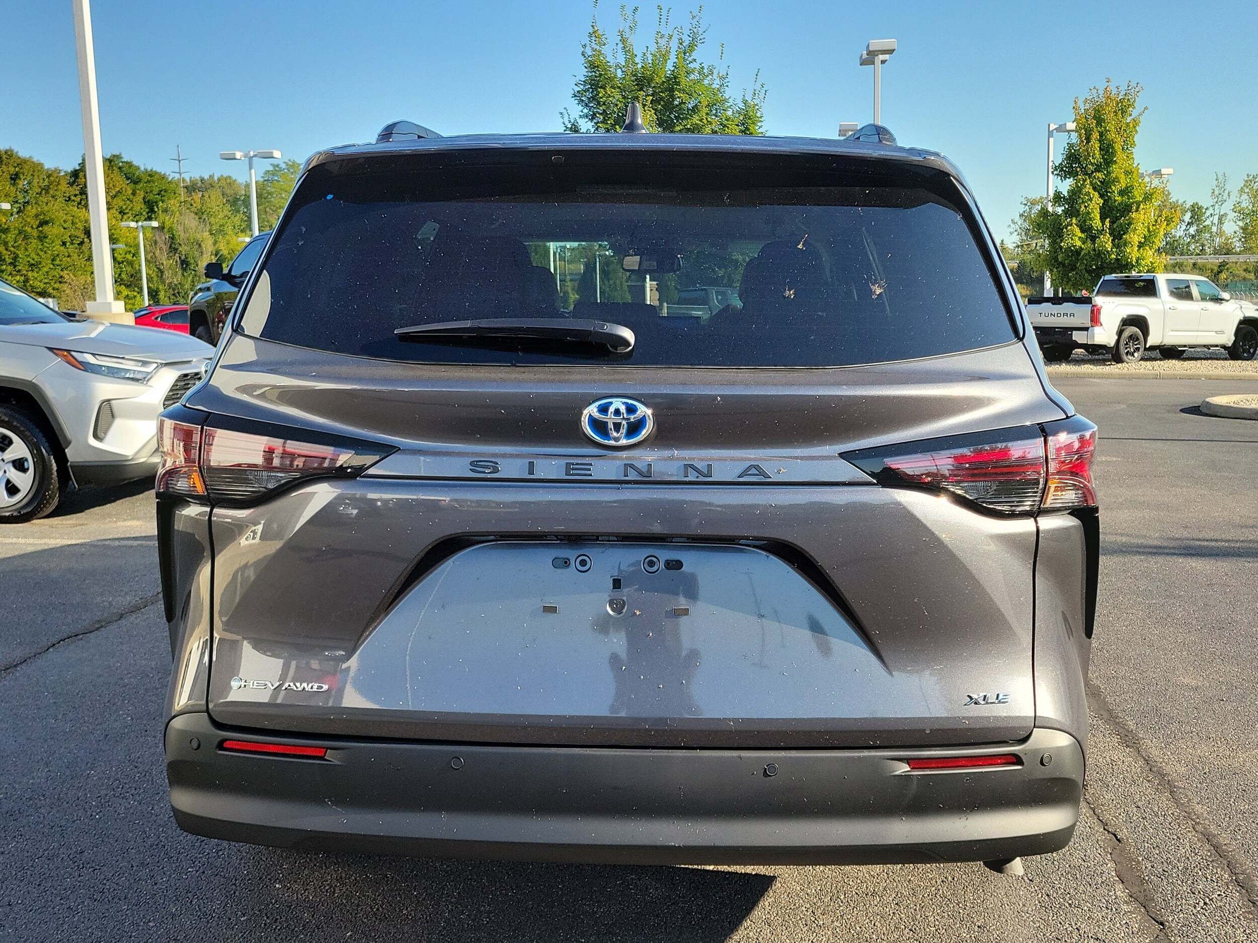 2025 Toyota Sienna XLE photo 4